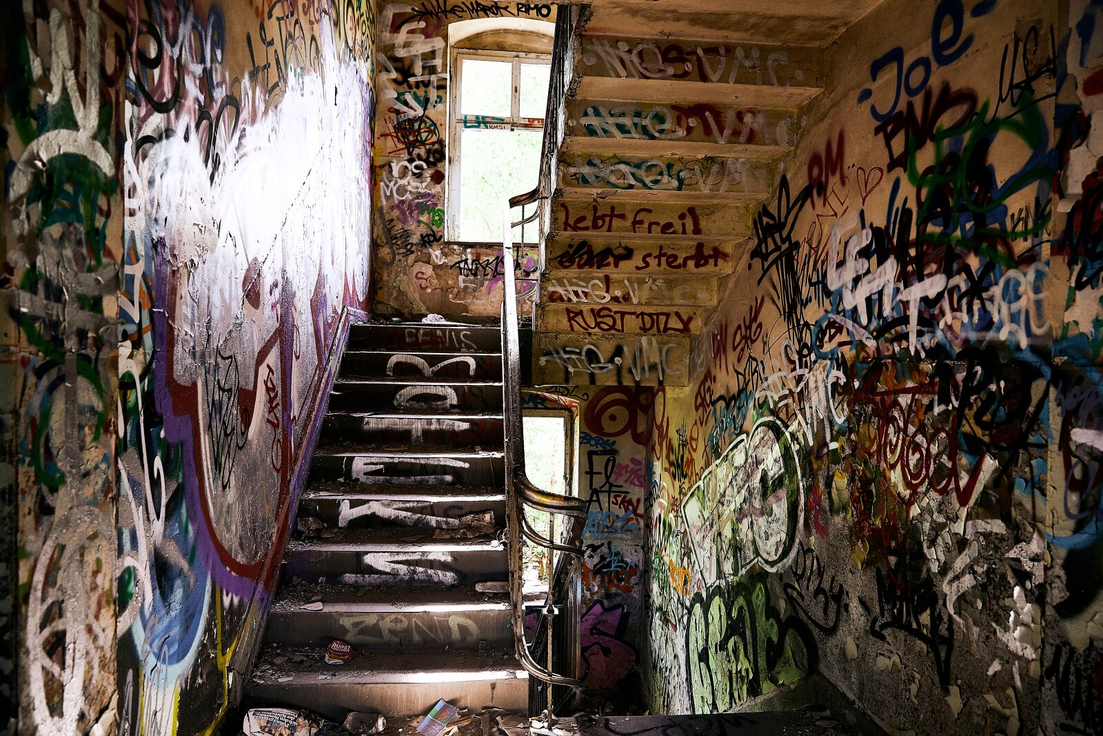 Canon EOS 5D Mark IV sample photo. Lost places, building, graffiti photography