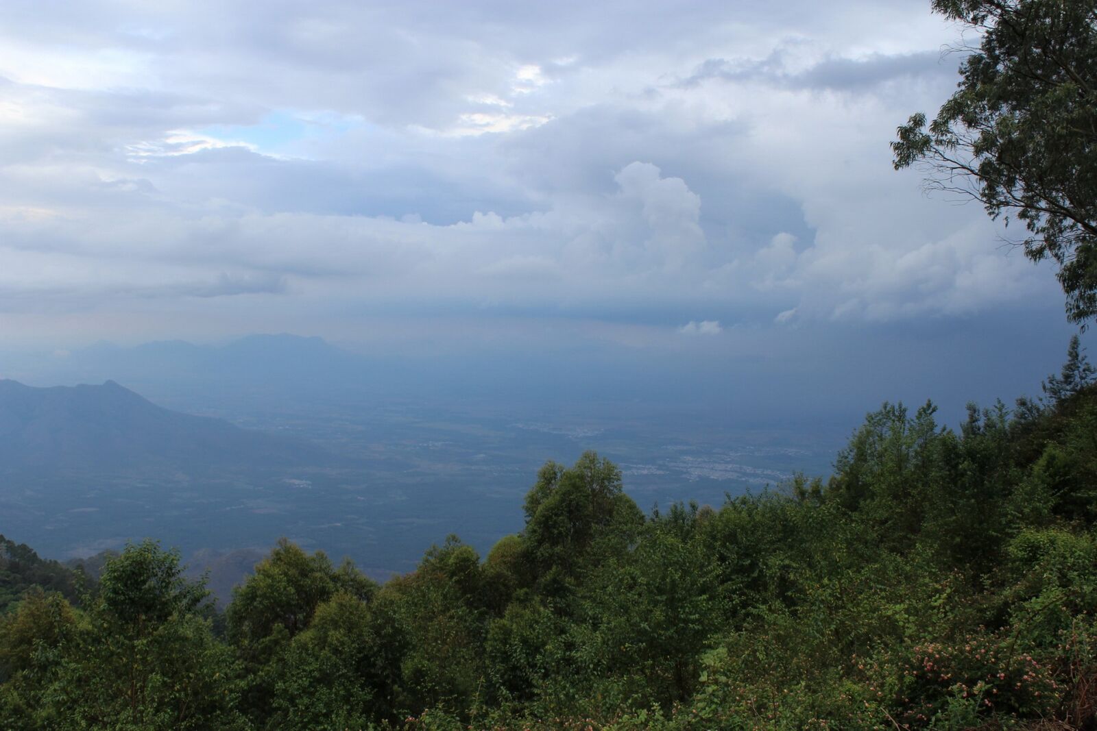 Canon EOS 600D (Rebel EOS T3i / EOS Kiss X5) sample photo. Rainy, dense, clouds photography