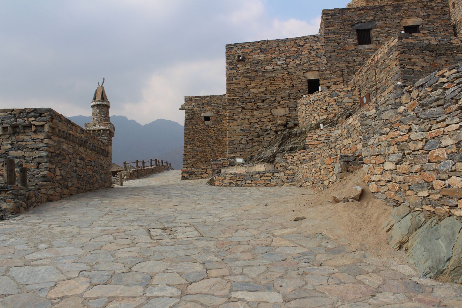 Canon EOS 650D (EOS Rebel T4i / EOS Kiss X6i) sample photo. Old, construction, building photography