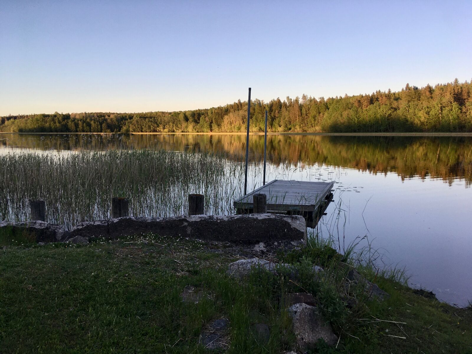 Apple iPhone SE sample photo. Lake, sunset, reflections photography