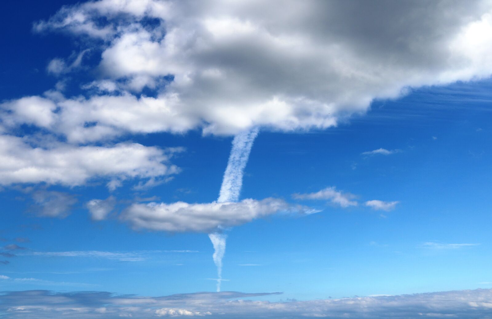 Canon EOS 750D (EOS Rebel T6i / EOS Kiss X8i) sample photo. Cloud, contrails, chemtrails photography