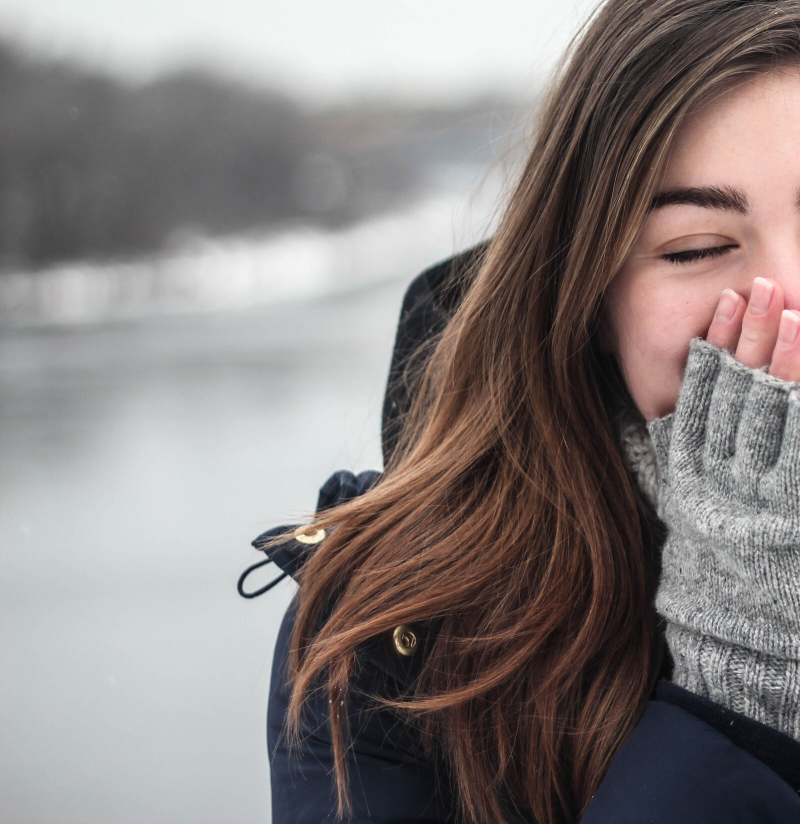 Canon EOS 550D (EOS Rebel T2i / EOS Kiss X4) sample photo. Woman, winter, gloves, winter photography