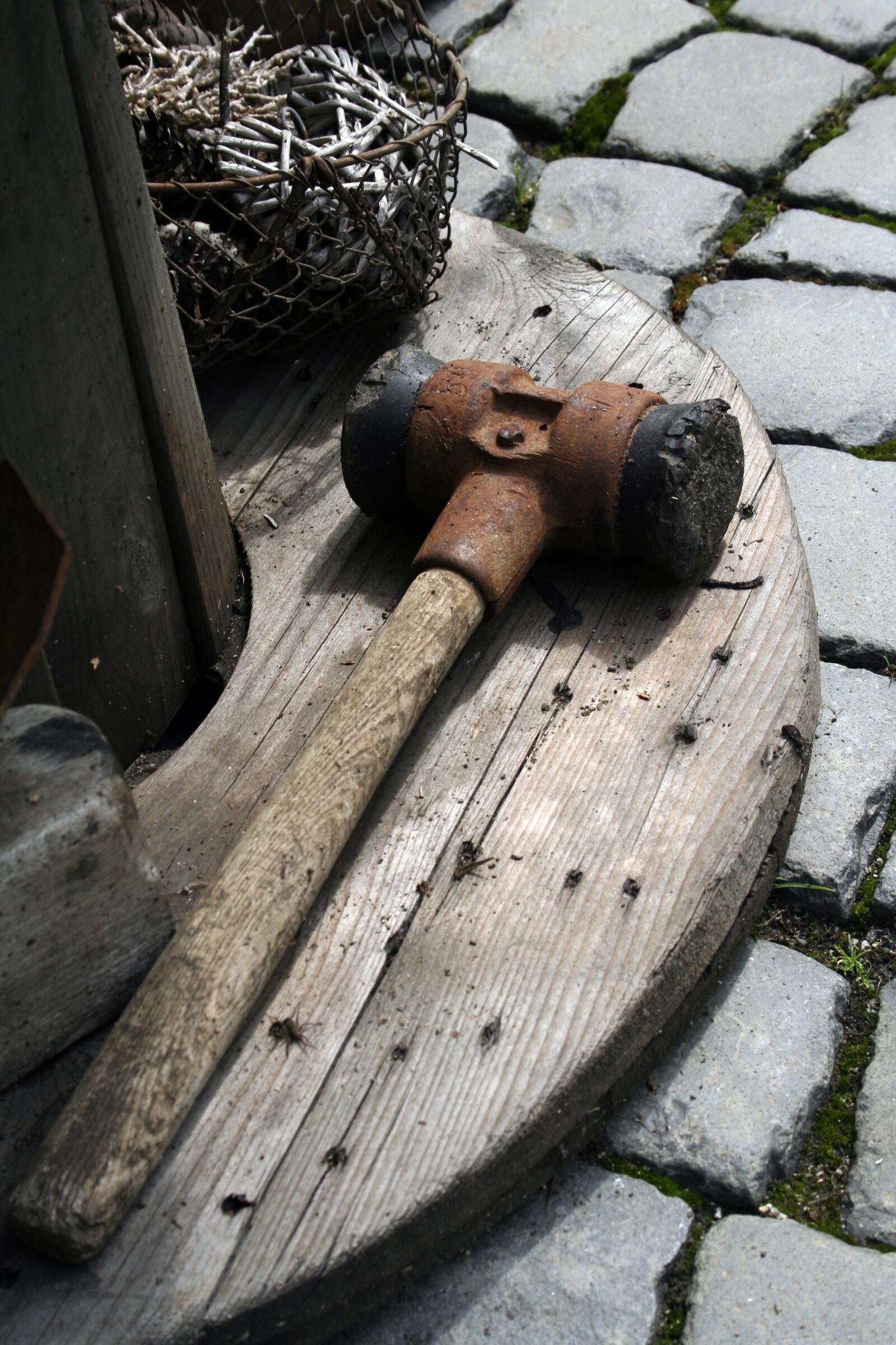 Canon EOS 350D (EOS Digital Rebel XT / EOS Kiss Digital N) sample photo. Hammer, wood, old tool photography