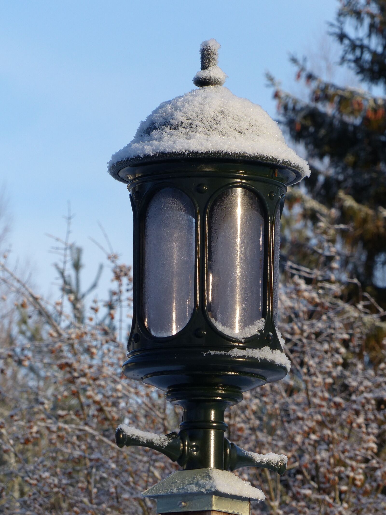 Panasonic Lumix DMC-FZ200 sample photo. Lamp, outdoor, winter photography