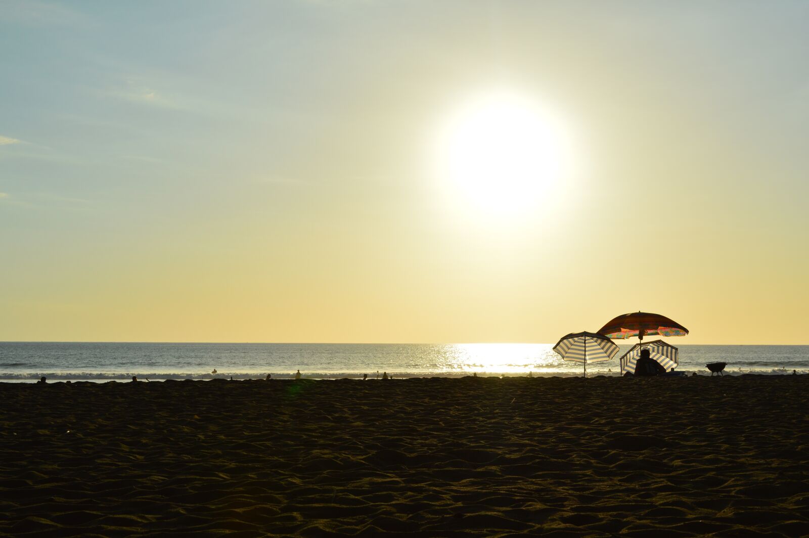 Nikon D3200 sample photo. Sunrise, umbrella, sea photography