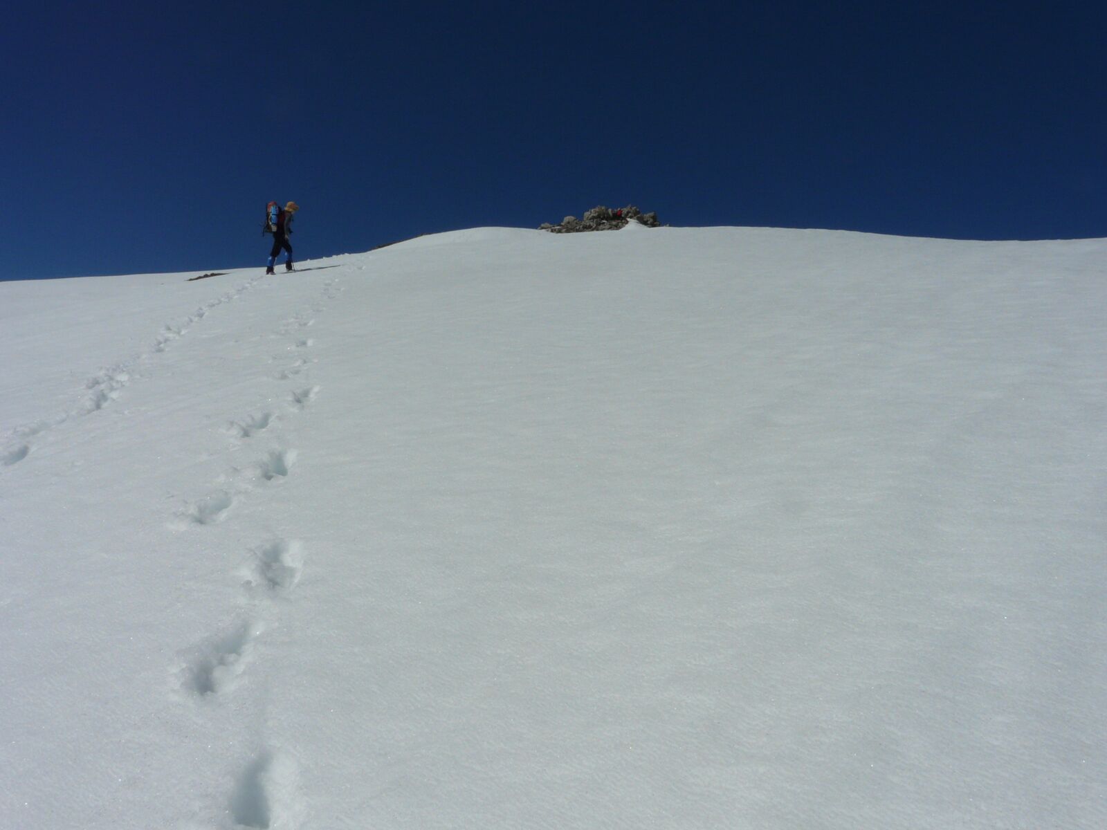 Panasonic DMC-FZ18 sample photo. Snow, footprints, winter photography