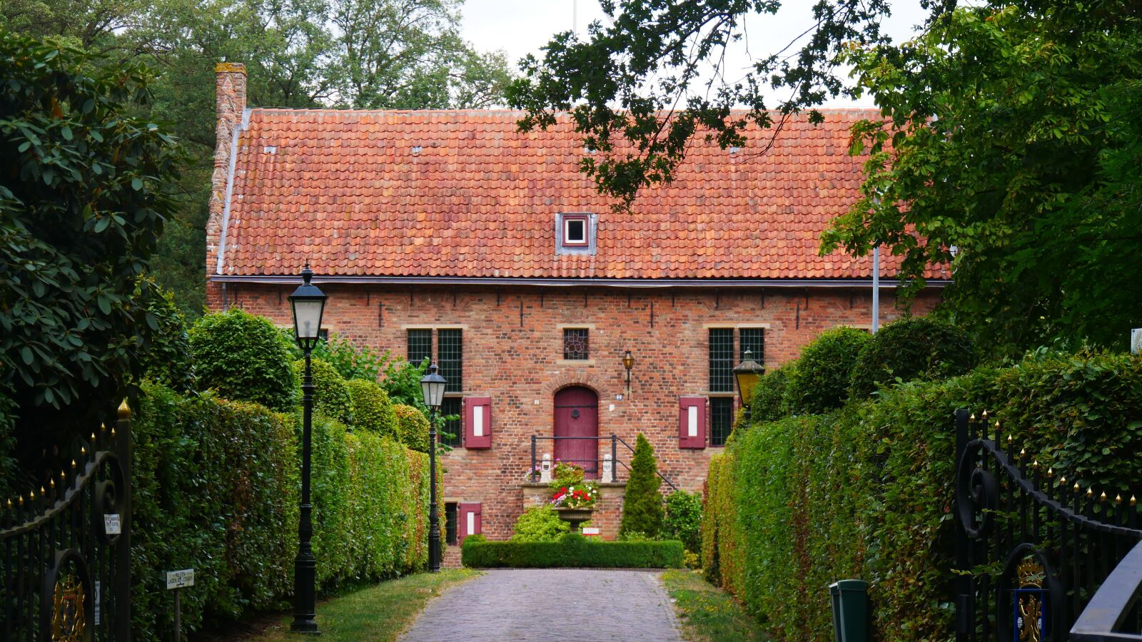 Panasonic Lumix DMC-G85 (Lumix DMC-G80) sample photo. Stepped gable, netherlands, doetinchem photography