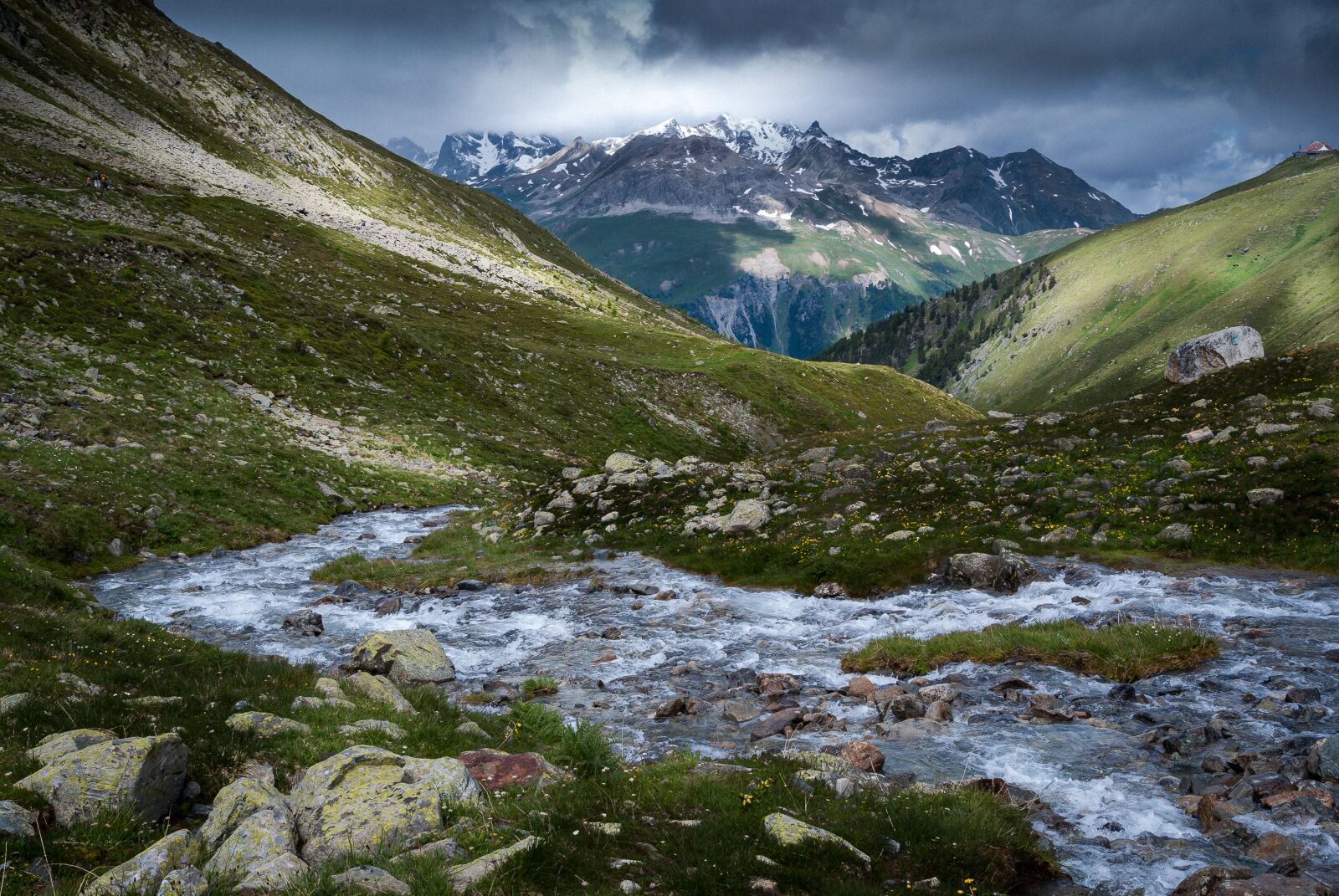 Sony Alpha DSLR-A100 sample photo. Landscape, mountains, stream photography