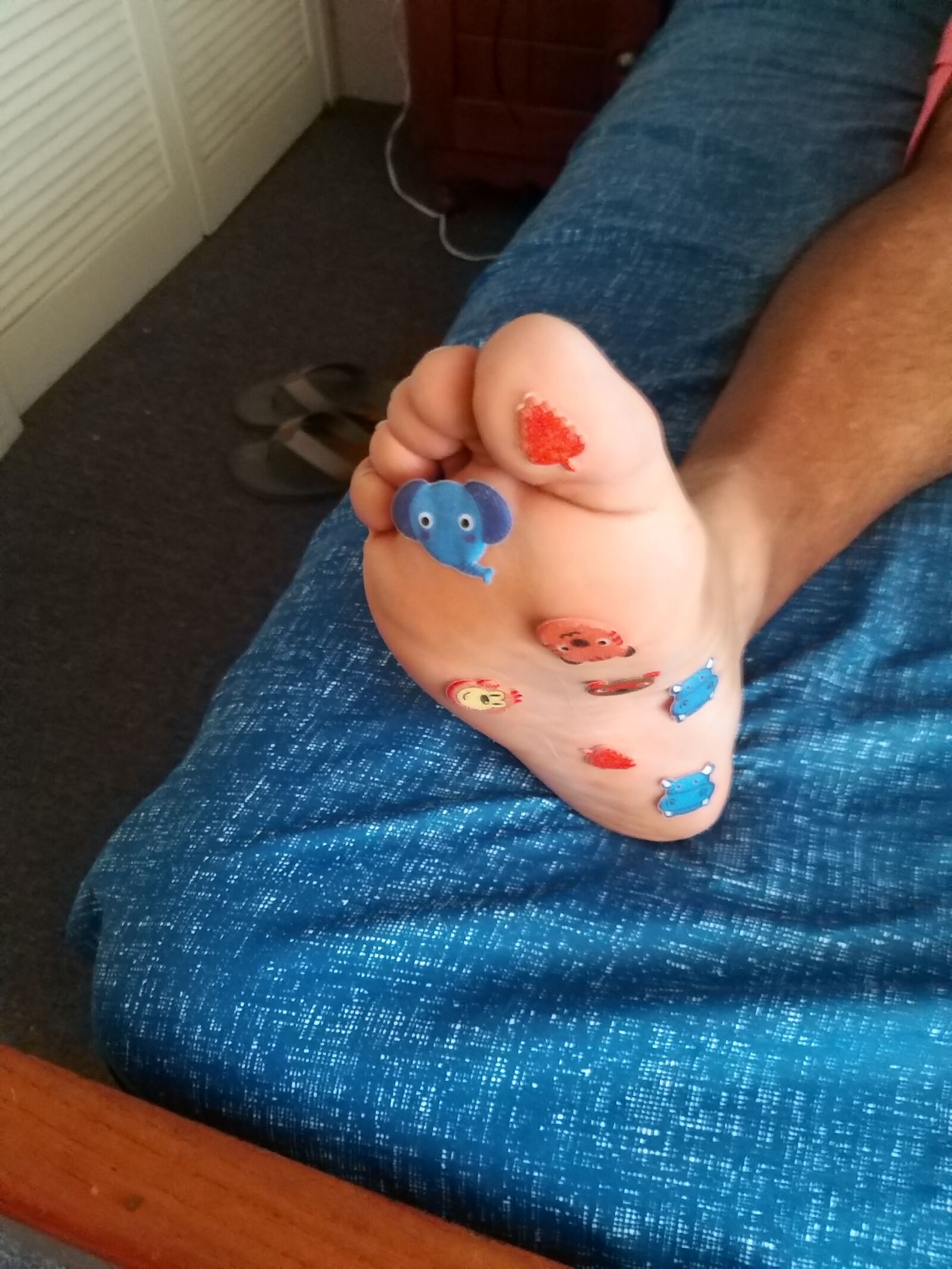 Samsung Galaxy A9 (2018) sample photo. Foot, prints, bed photography