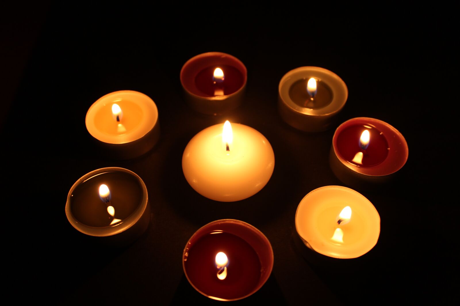 Canon EOS 1200D (EOS Rebel T5 / EOS Kiss X70 / EOS Hi) sample photo. Candle, evening, mood photography