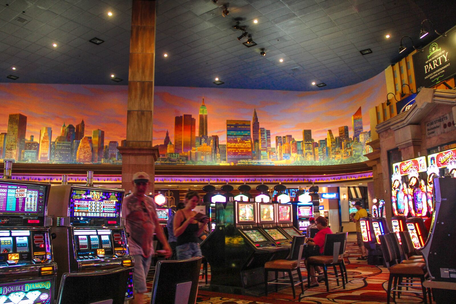 Canon EF-S 18-135mm F3.5-5.6 IS sample photo. Las vegas, casino, game photography