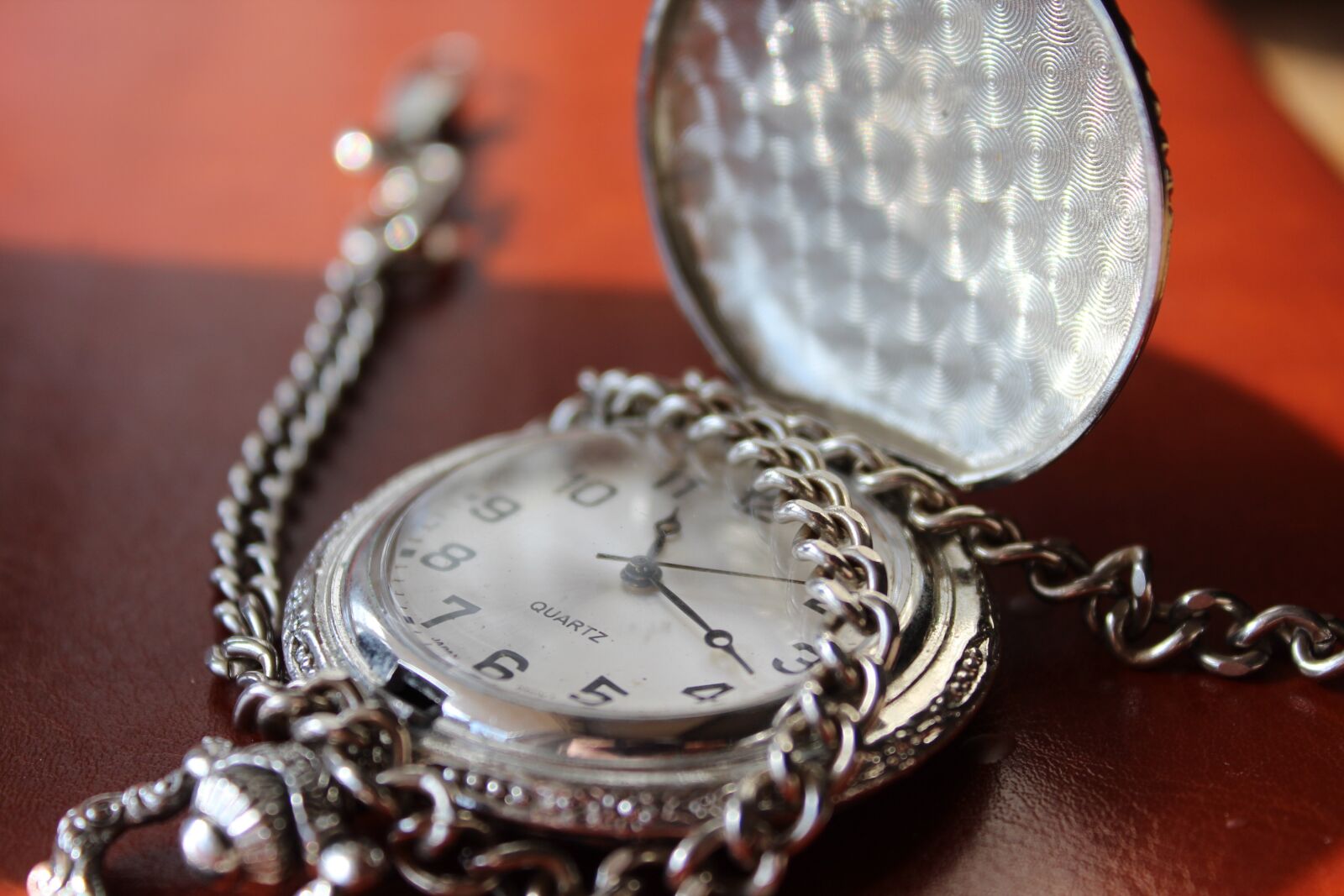 Canon EOS 1300D (EOS Rebel T6 / EOS Kiss X80) sample photo. Watch, pocketwatch, pocket photography