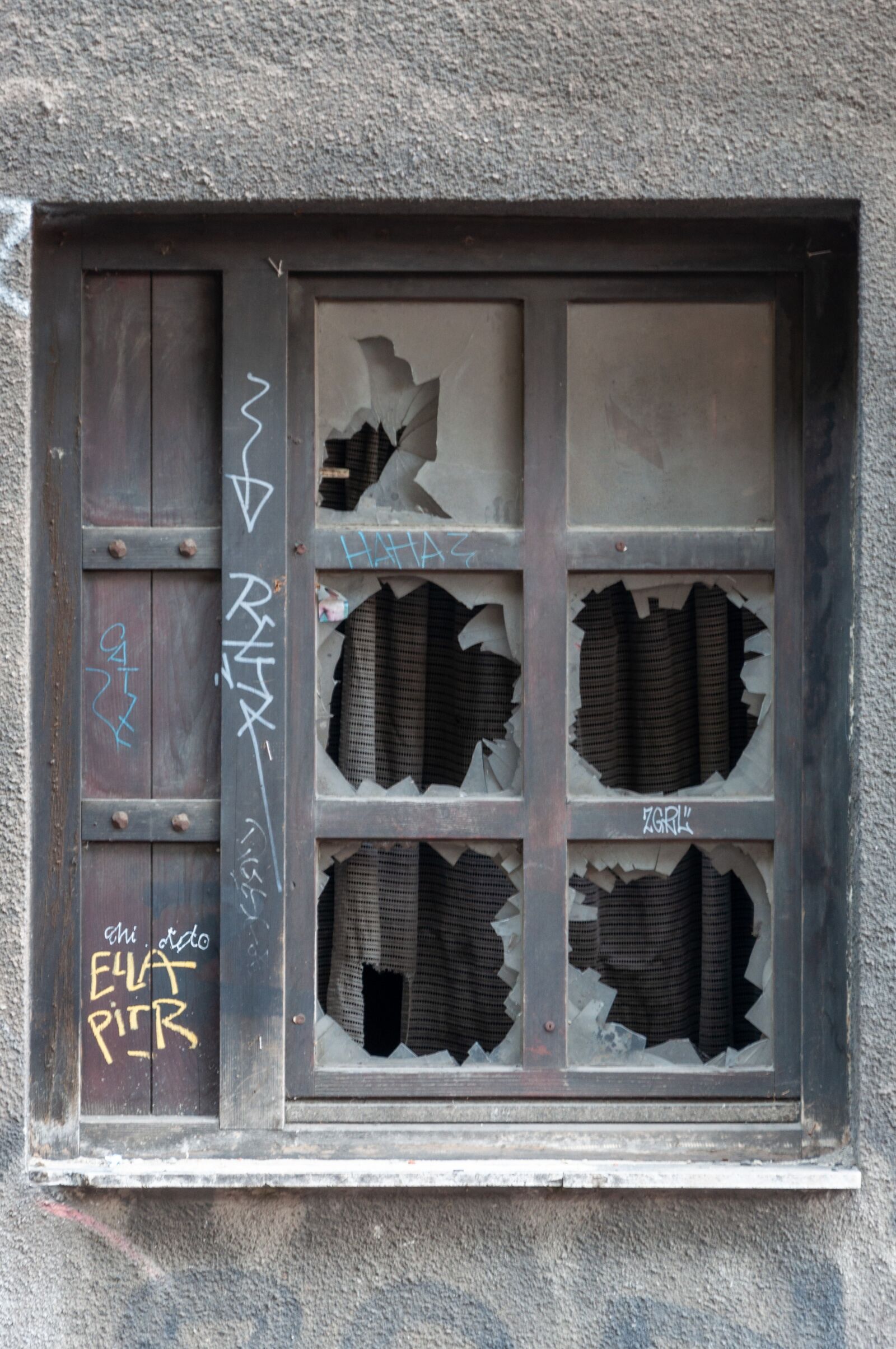 Nikon D90 sample photo. Windows, broken, crime photography