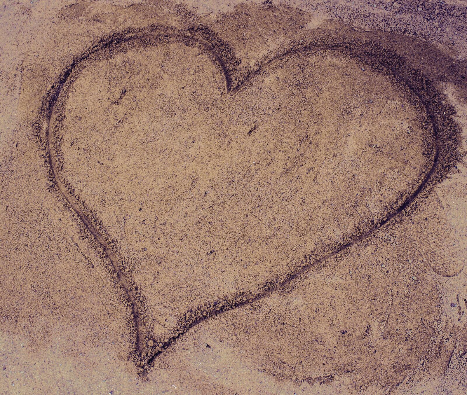 Canon EOS 700D (EOS Rebel T5i / EOS Kiss X7i) sample photo. Heart, heart shape, sand photography
