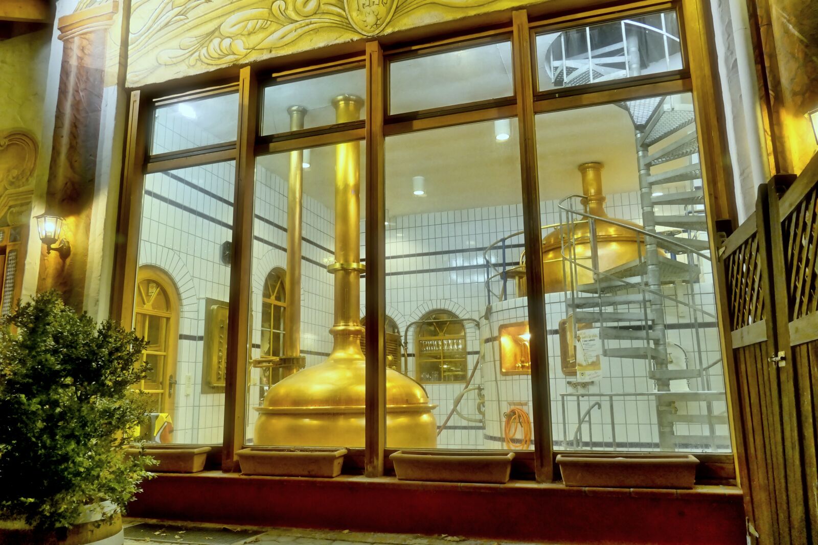 Panasonic Lumix DMC-FZ1000 sample photo. Brewery, old, copper boiler photography