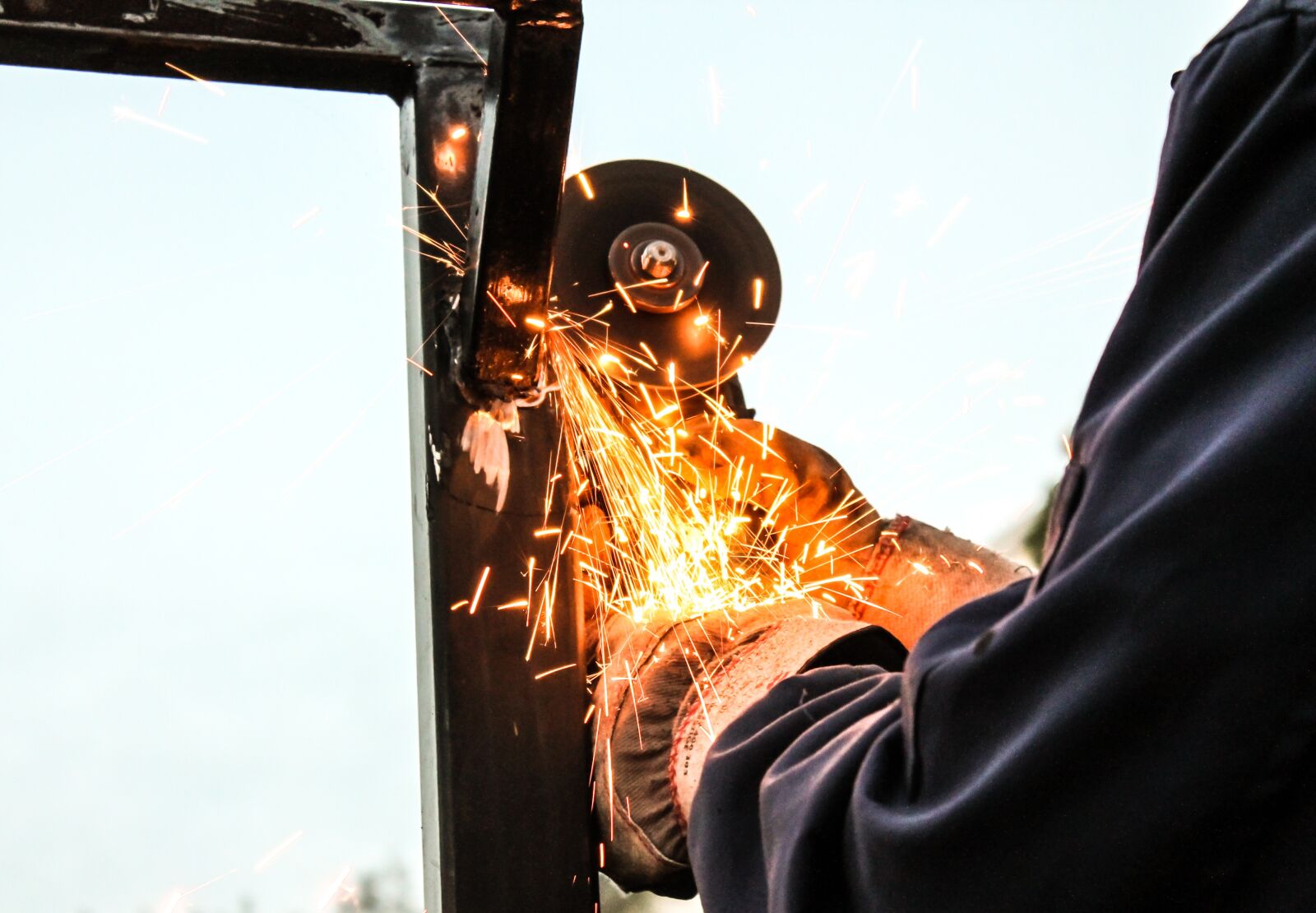 Canon EOS 1100D (EOS Rebel T3 / EOS Kiss X50) sample photo. Person, holding, angle, grinder photography
