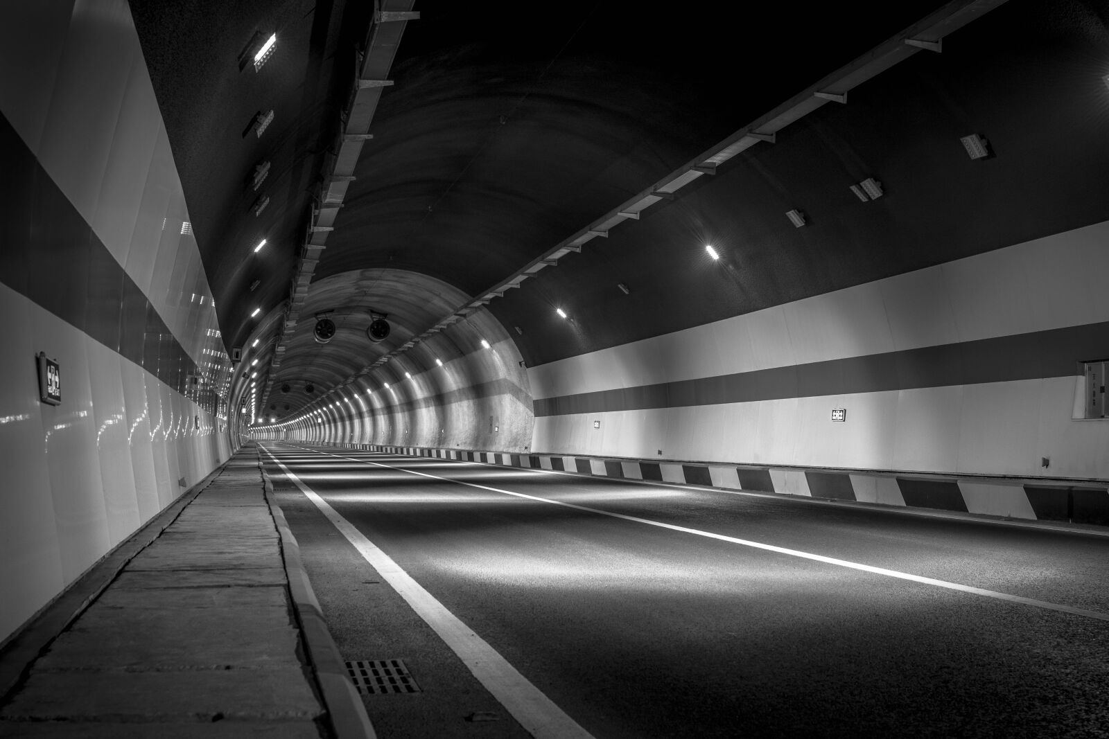 Nikon D5200 sample photo. Black and white, tunnel photography
