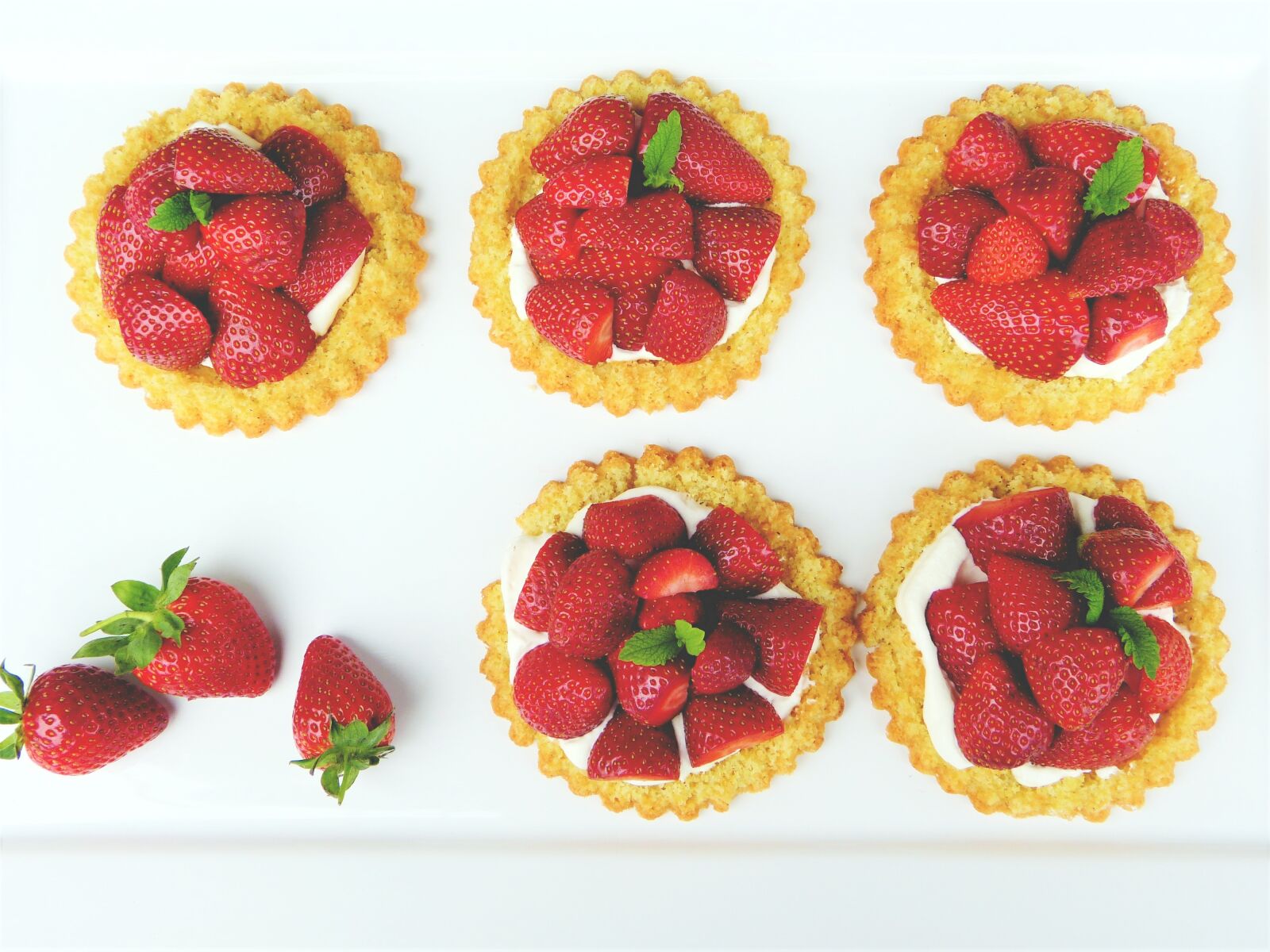 Panasonic Lumix DMC-FZ150 sample photo. Strawberry shortcake, strawberries, dough photography