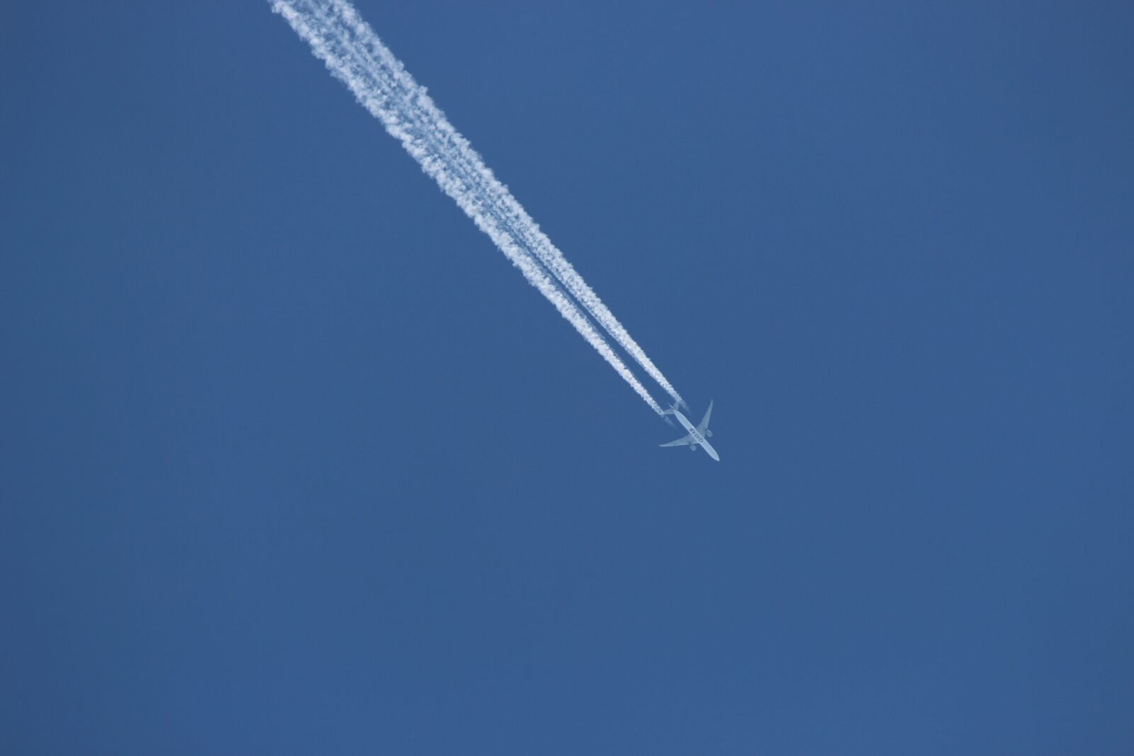 Canon EOS 700D (EOS Rebel T5i / EOS Kiss X7i) sample photo. Aircraft, sky, contrail photography
