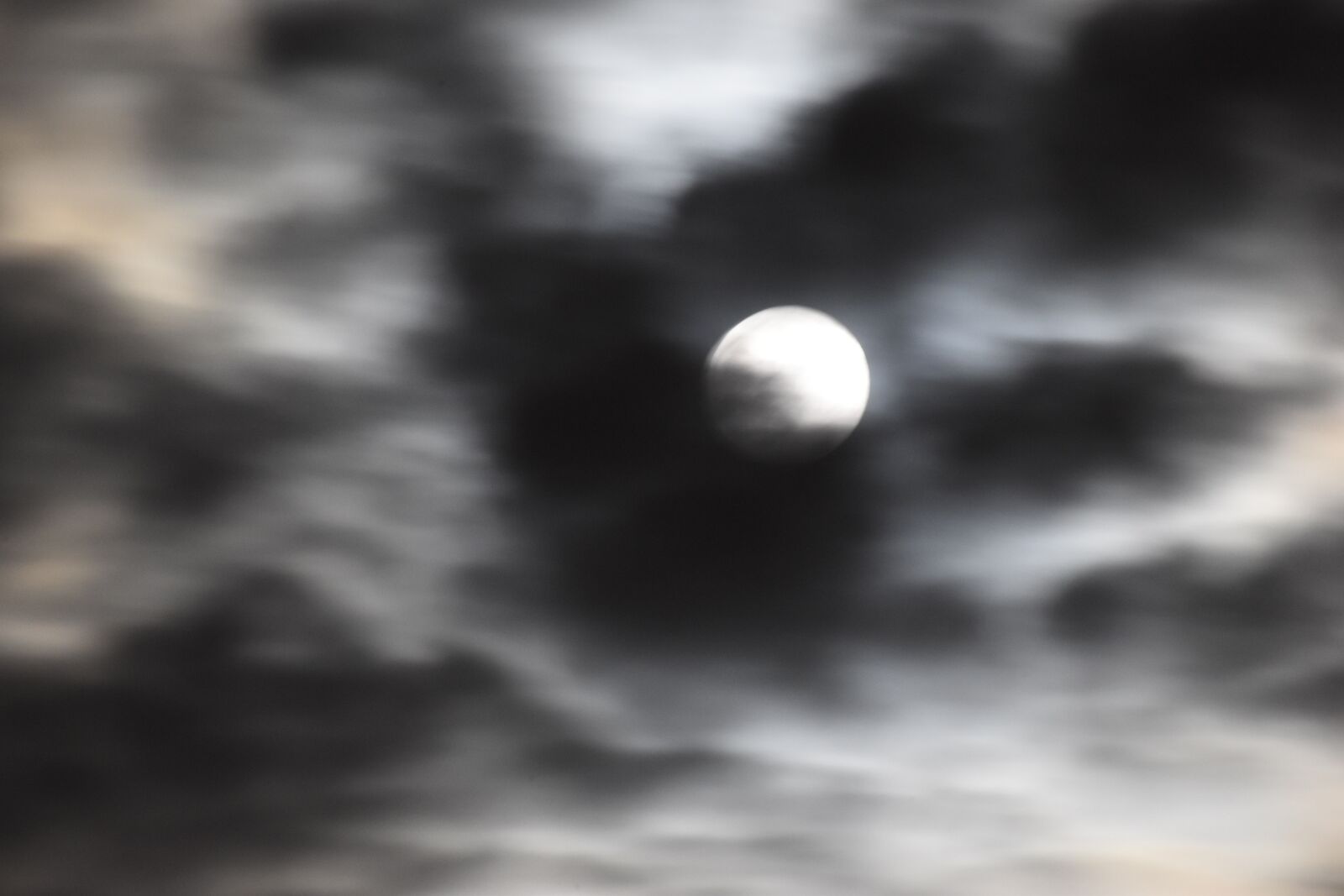 Nikon D5600 sample photo. Luna, clouds, celo photography