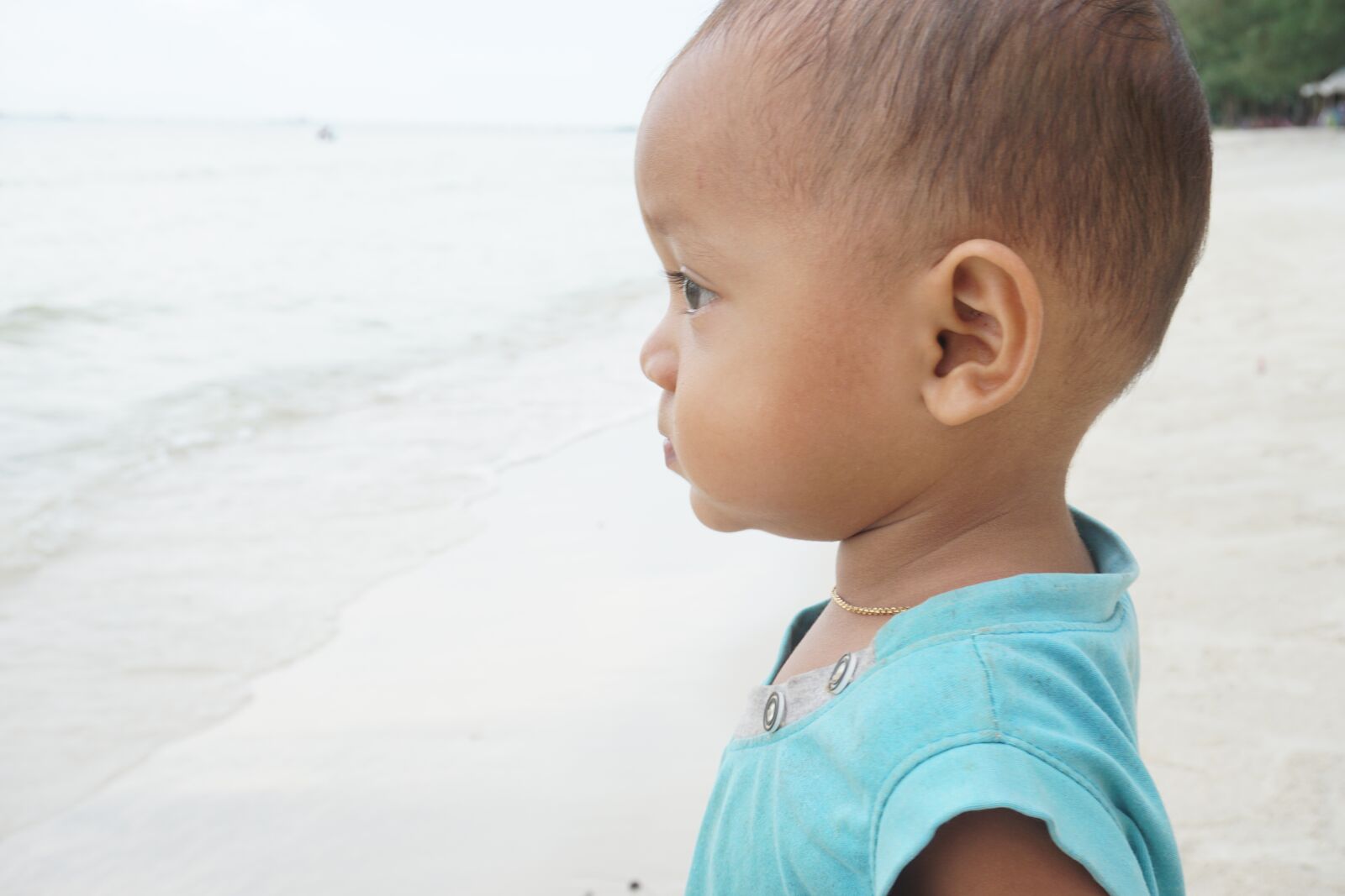 Sony E 16-50mm F3.5-5.6 PZ OSS sample photo. Cambodia, kid, sea photography