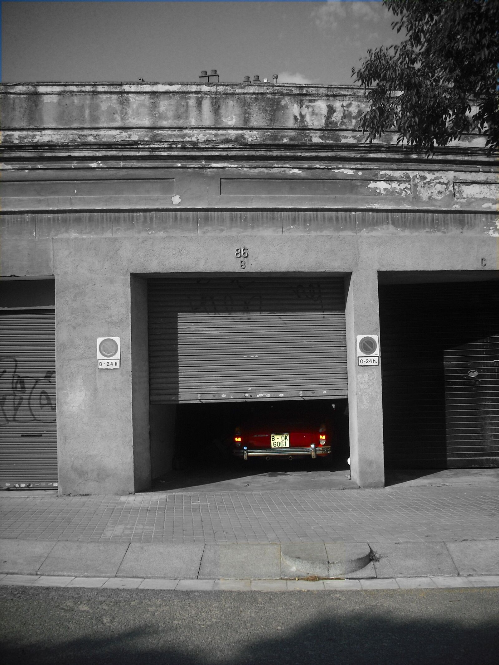 Fujifilm FinePix J10 sample photo. Barcelona, black, white, black photography