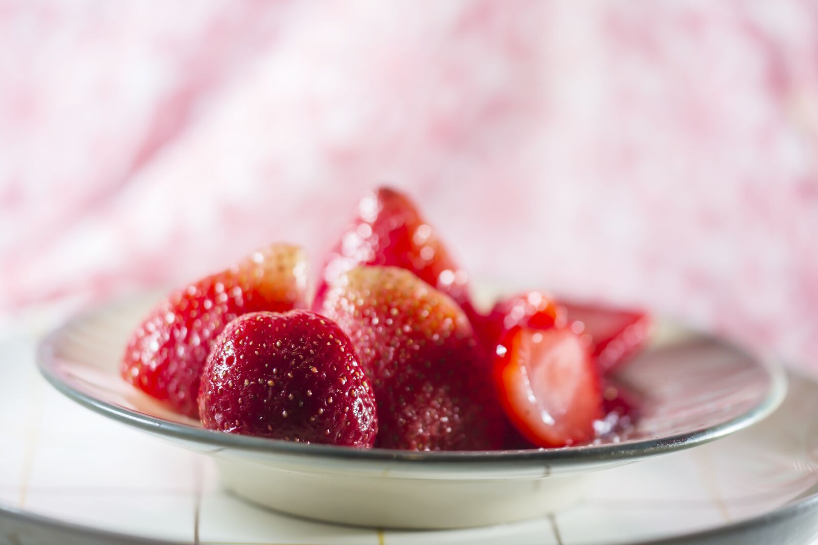 Canon EOS 5D Mark III sample photo. Strawberry, red, good photography