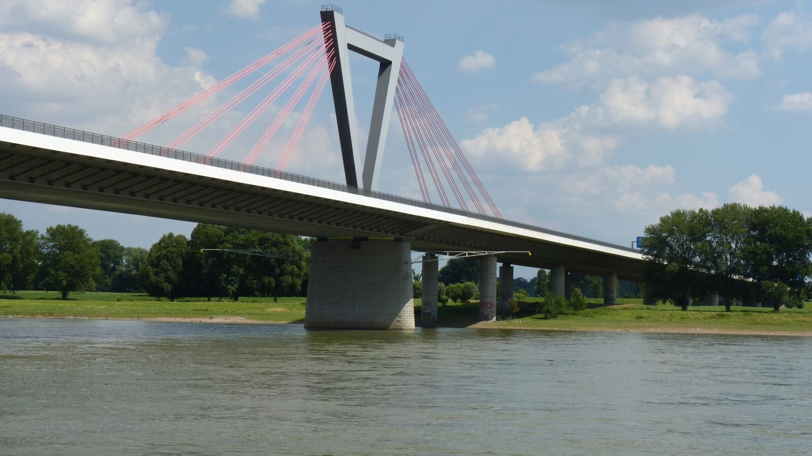 Panasonic Lumix DMC-FZ35 (Lumix DMC-FZ38) sample photo. Building, bridge, düsseldorf photography