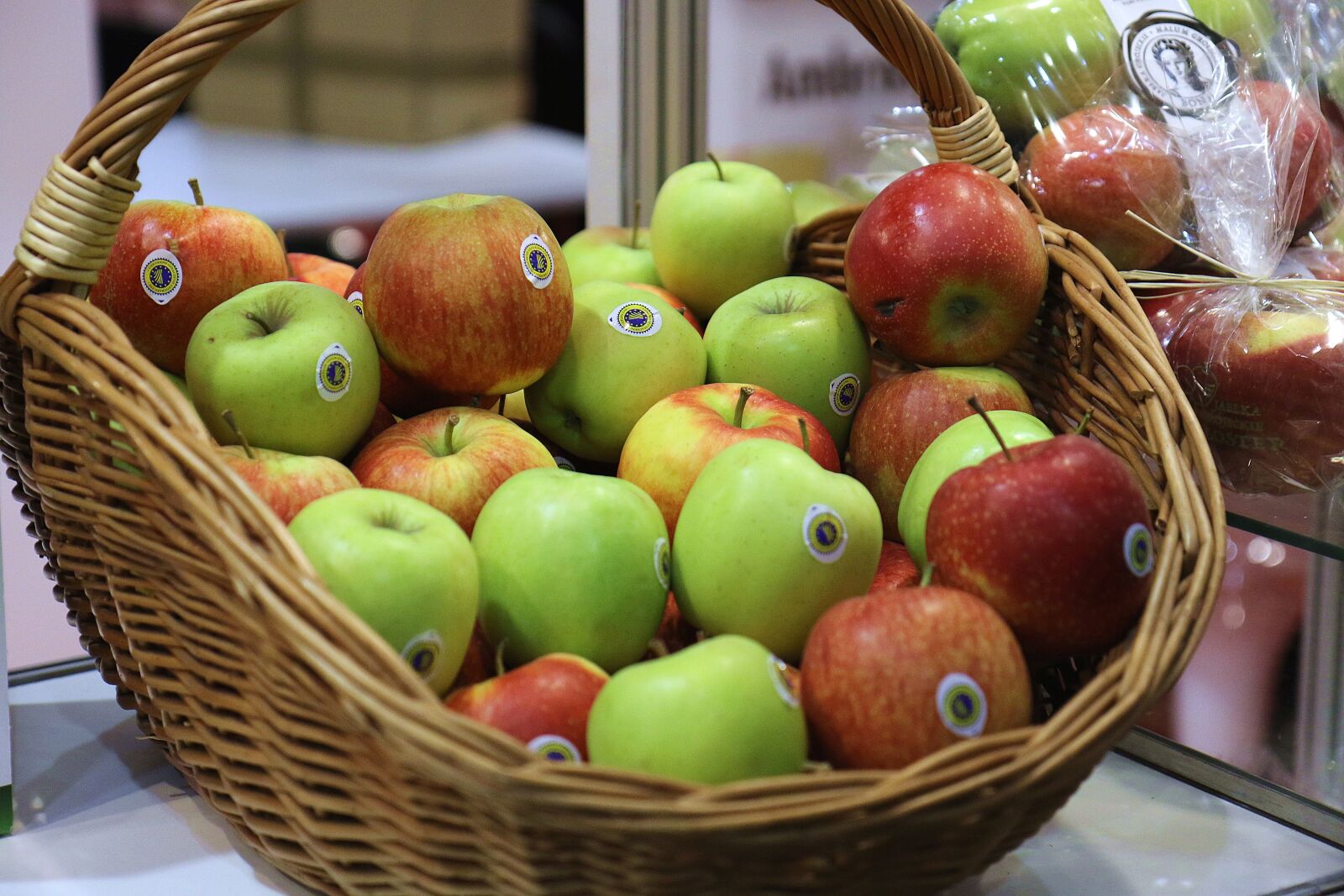 Canon EOS 7D Mark II sample photo. Apples, the basket of photography