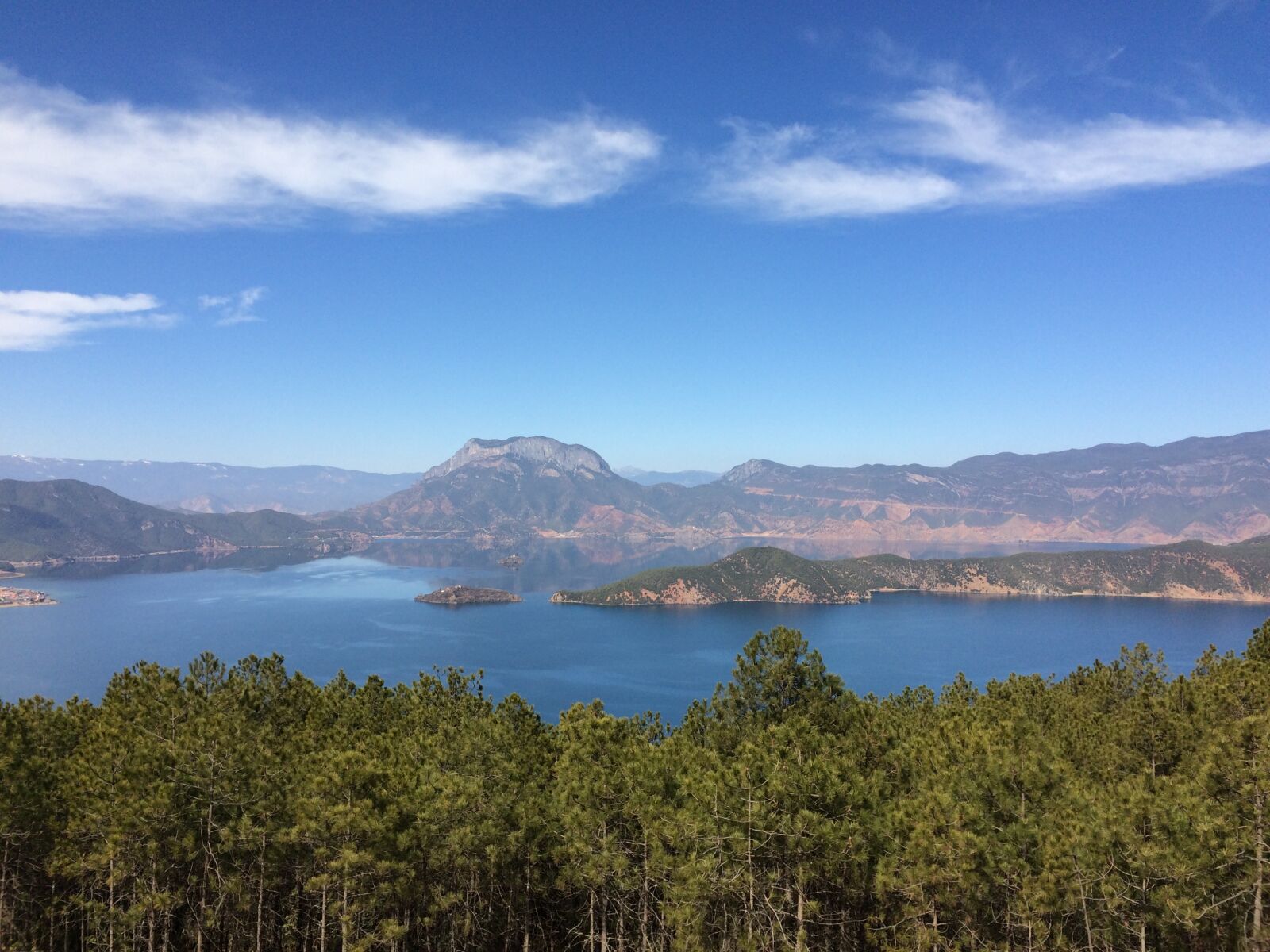 iPhone 5s back camera 4.15mm f/2.2 sample photo. Lugu lake, blue sky photography