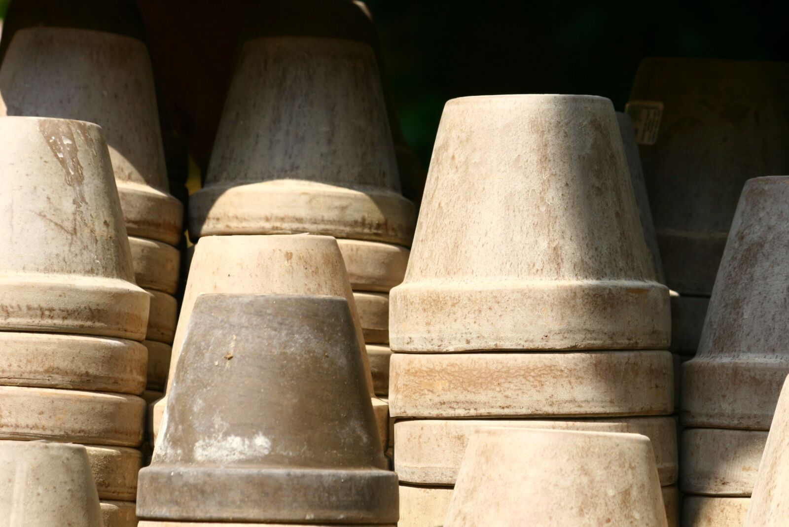 Canon EOS 400D (EOS Digital Rebel XTi / EOS Kiss Digital X) sample photo. Flower pots, clay pots photography