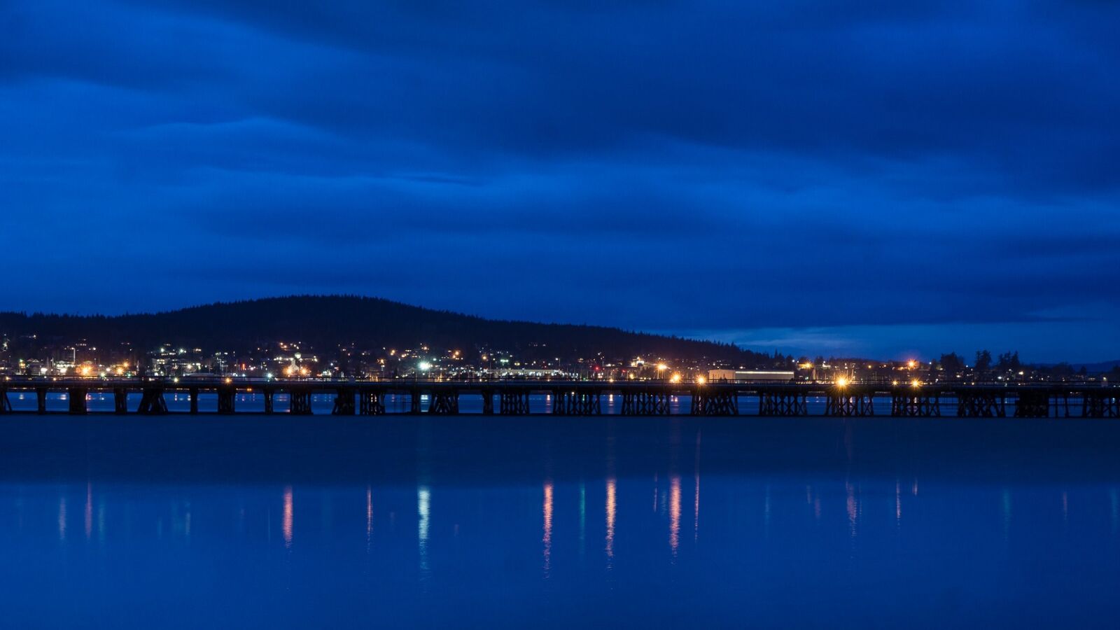 Sony E 55-210mm F4.5-6.3 OSS sample photo. Cityscape, night, water photography