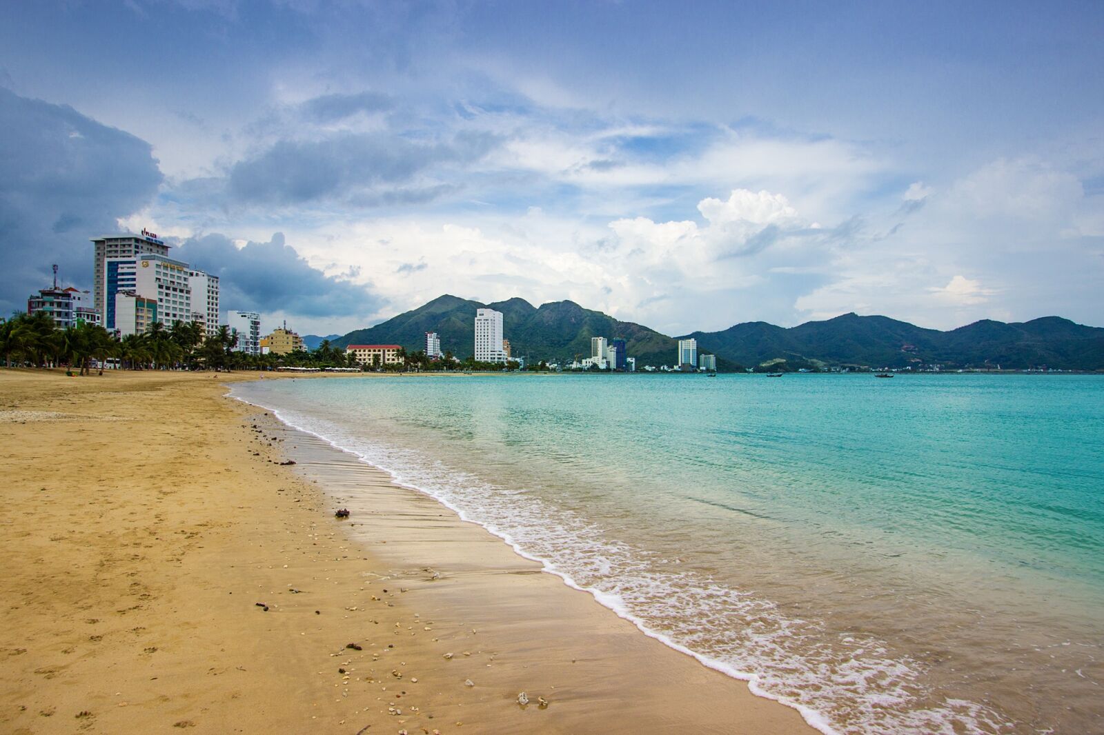 Canon EOS 600D (Rebel EOS T3i / EOS Kiss X5) + Canon EF-S 10-22mm F3.5-4.5 USM sample photo. The sea, than, pallet photography