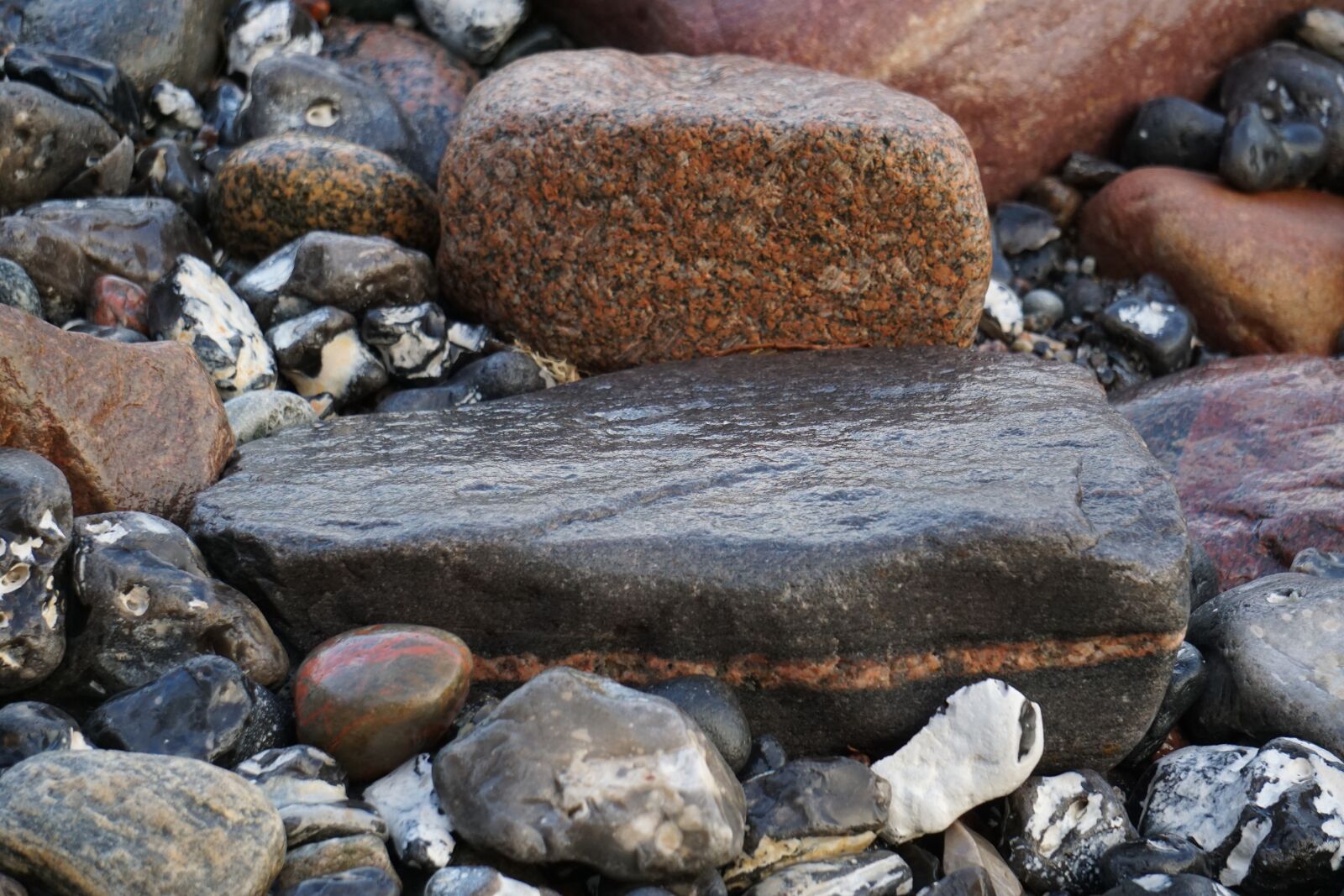 Sony E 55-210mm F4.5-6.3 OSS sample photo. Stone, lake, sea photography