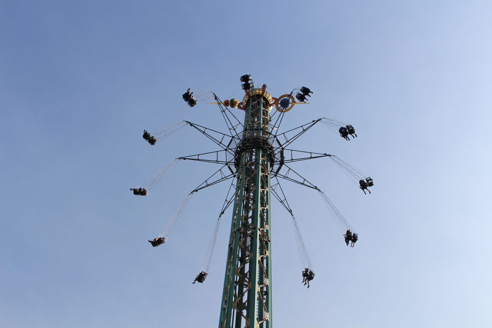 Canon EOS 700D (EOS Rebel T5i / EOS Kiss X7i) sample photo. Carousel, year market, fair photography