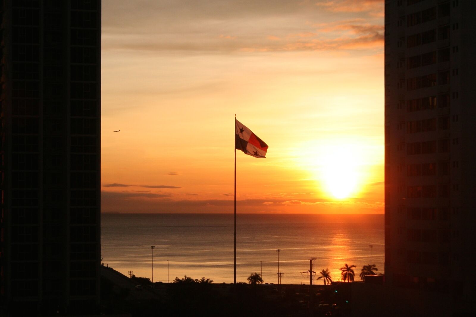 Canon EOS 350D (EOS Digital Rebel XT / EOS Kiss Digital N) sample photo. Flag, panama, ocean photography