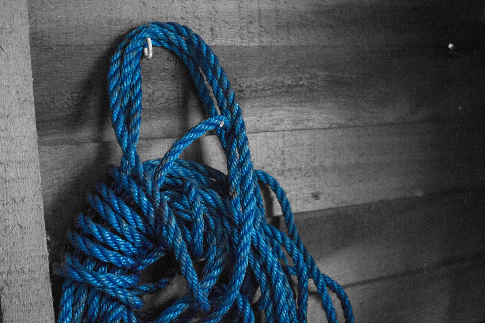 Canon EOS 650D (EOS Rebel T4i / EOS Kiss X6i) sample photo. Blue, rope, barn photography