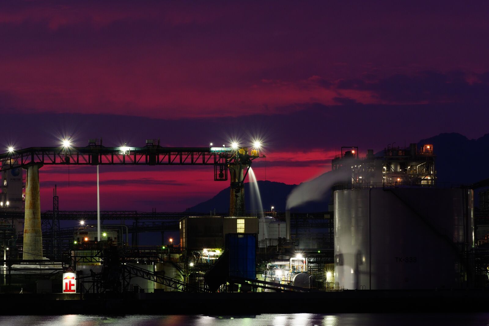 Olympus OM-D E-M1 Mark II + Olympus M.Zuiko Digital ED 40-150mm F2.8 Pro sample photo. Factory, dark, industrial buildings photography