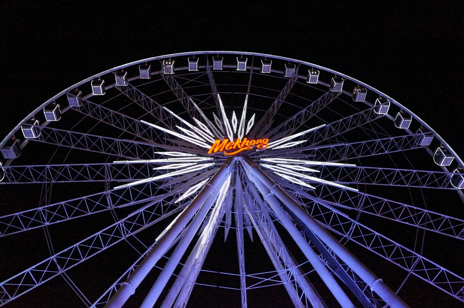 Sony Alpha NEX-5N + Sony E 18-55mm F3.5-5.6 OSS sample photo. Ferris wheel, fire, thailand photography