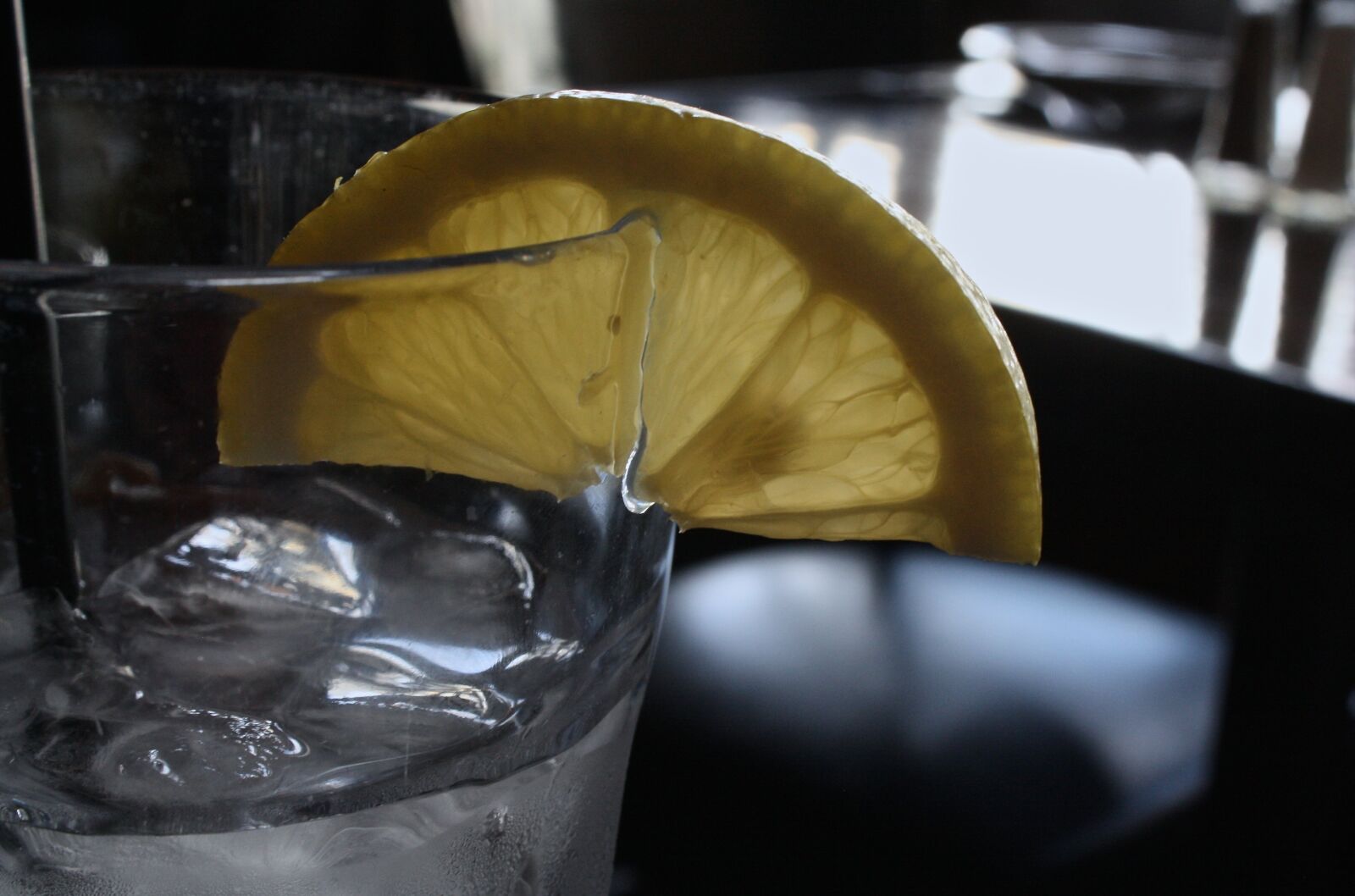 Canon EOS 1000D (EOS Digital Rebel XS / EOS Kiss F) sample photo. Glass, water, lemon photography