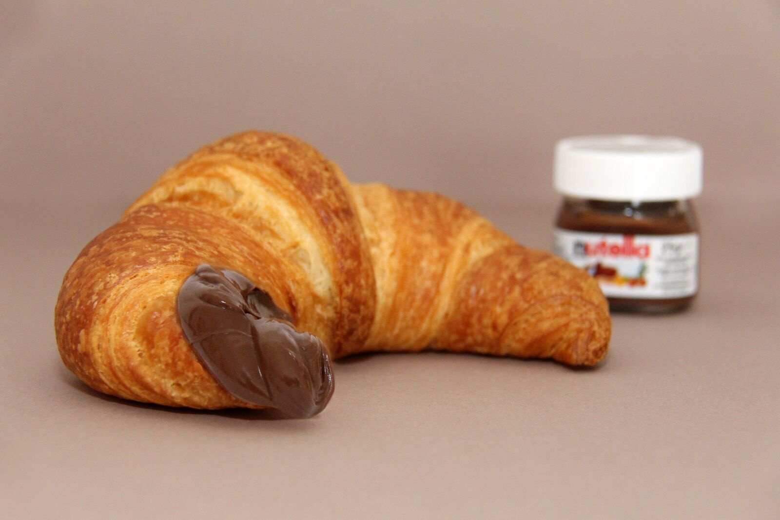 Canon EF-S 18-200mm F3.5-5.6 IS sample photo. Nutella, croissant, pleasure photography
