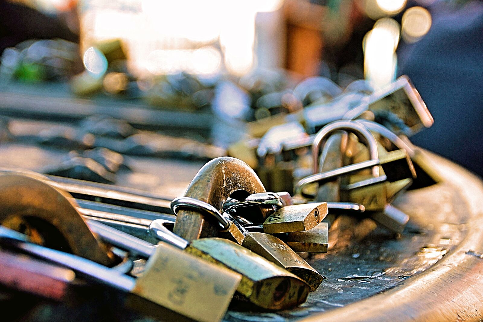 Canon EOS 550D (EOS Rebel T2i / EOS Kiss X4) sample photo. Padlocks, madrid, main square photography