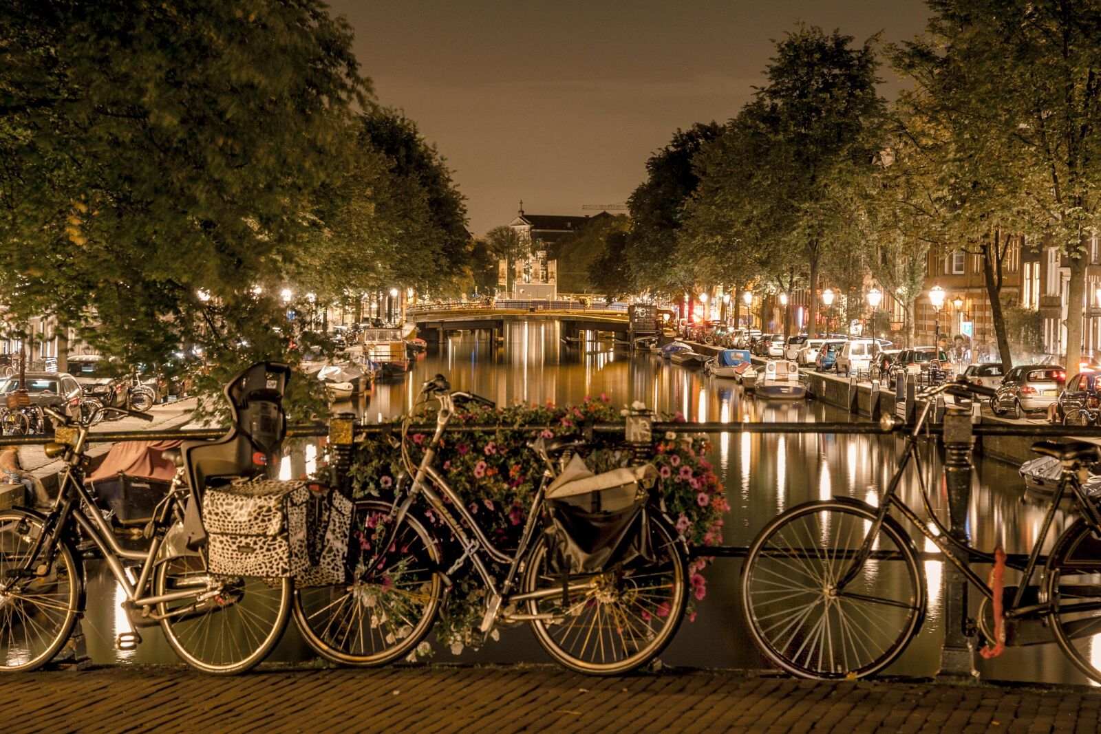 Canon EOS 5D Mark II + Canon EF 24-105mm F4L IS USM sample photo. Amsterdam, bicycles, channels photography