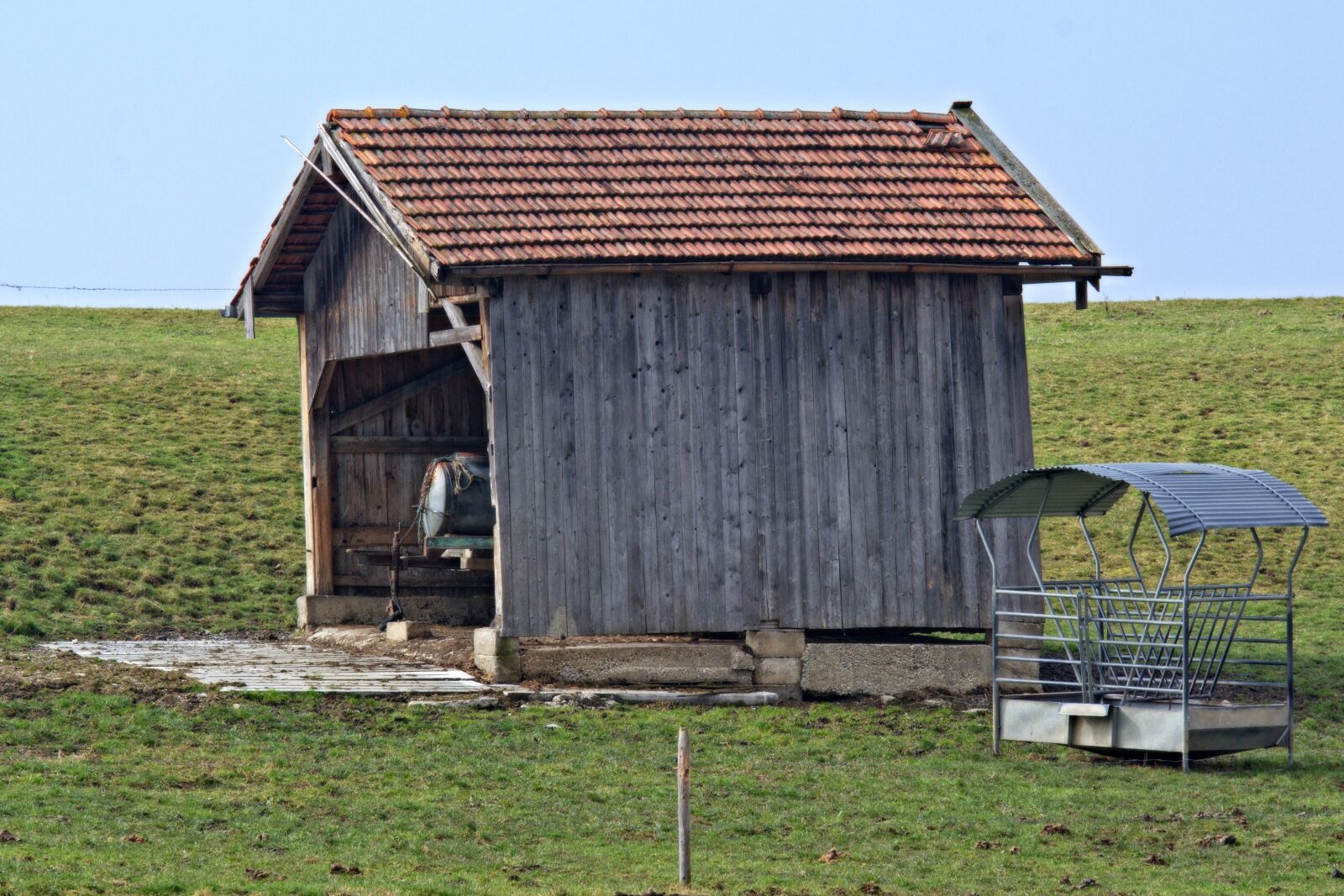 55.0-200.0mm f/4.0-f/5.6 sample photo. Hut, barn, nature photography