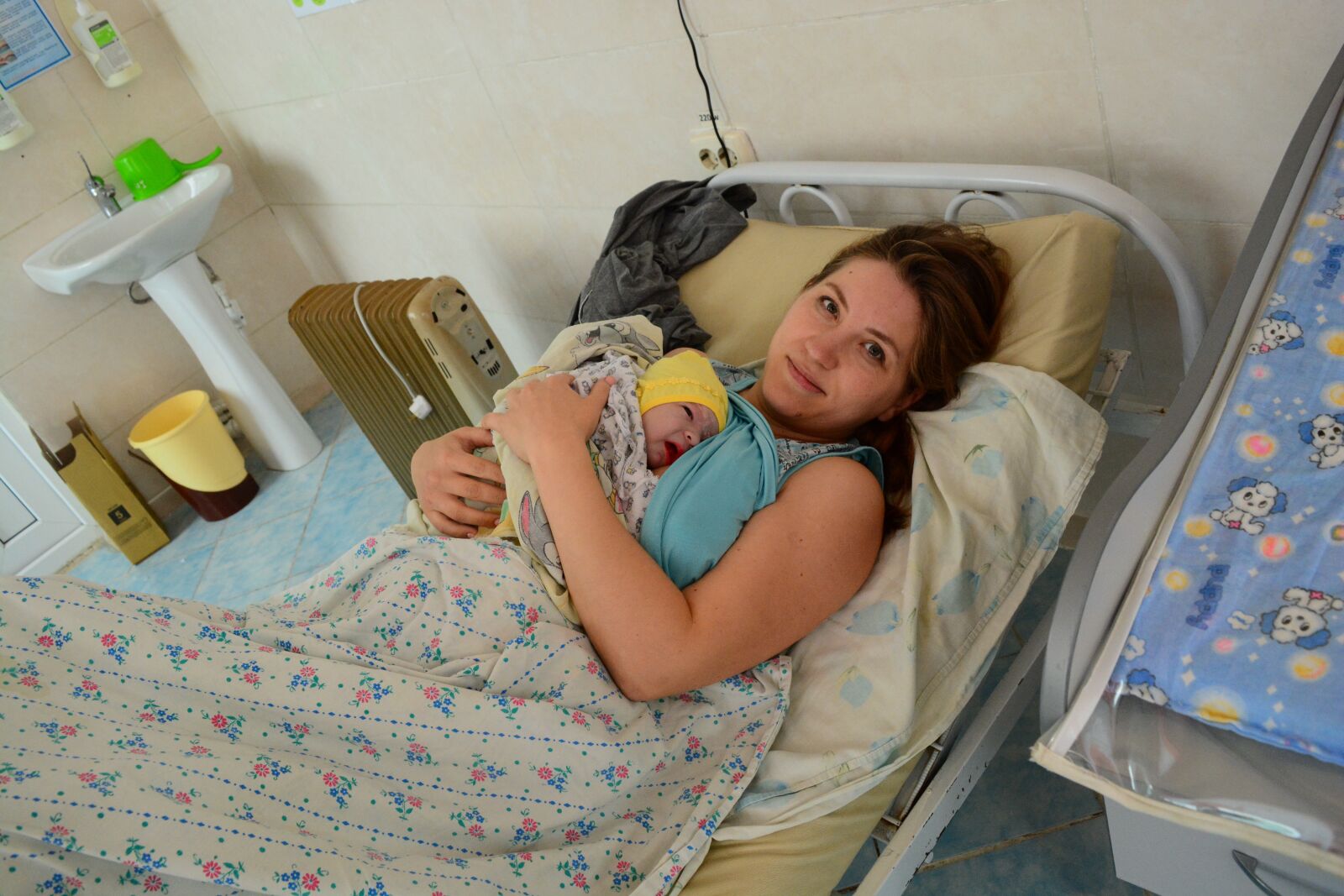 Nikon D7100 sample photo. Maternity hospital, baby, mother photography