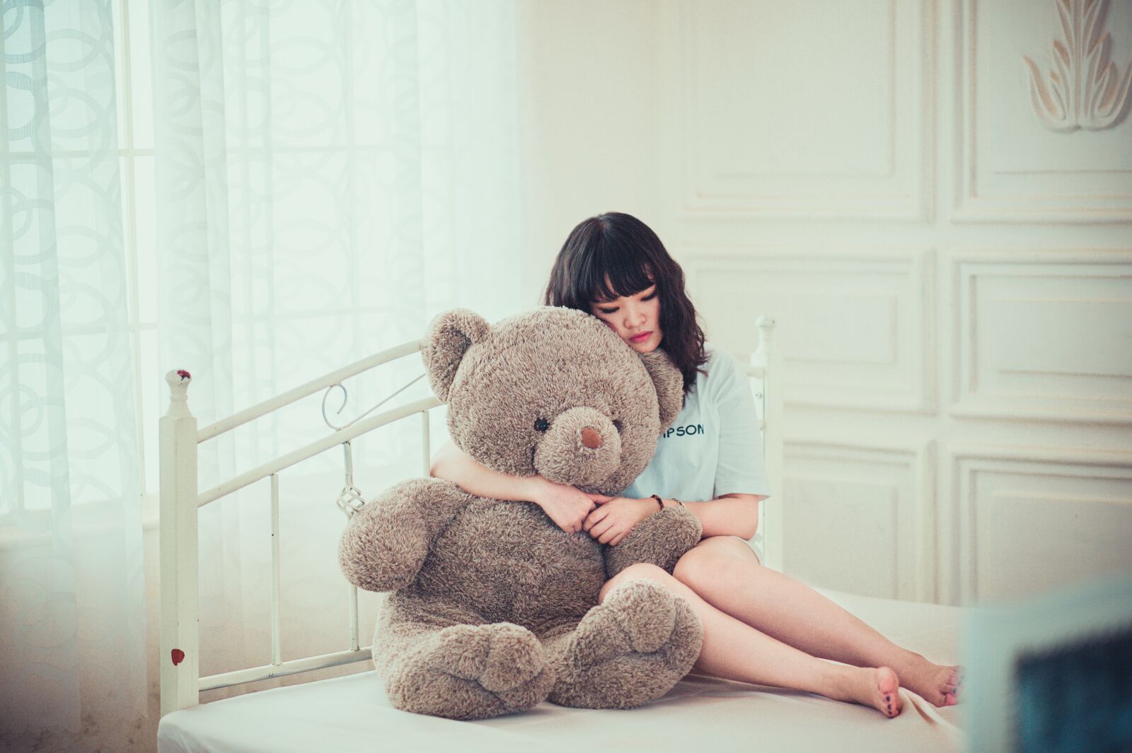 Nikon D700 sample photo. Girl, bedroom, bear photography