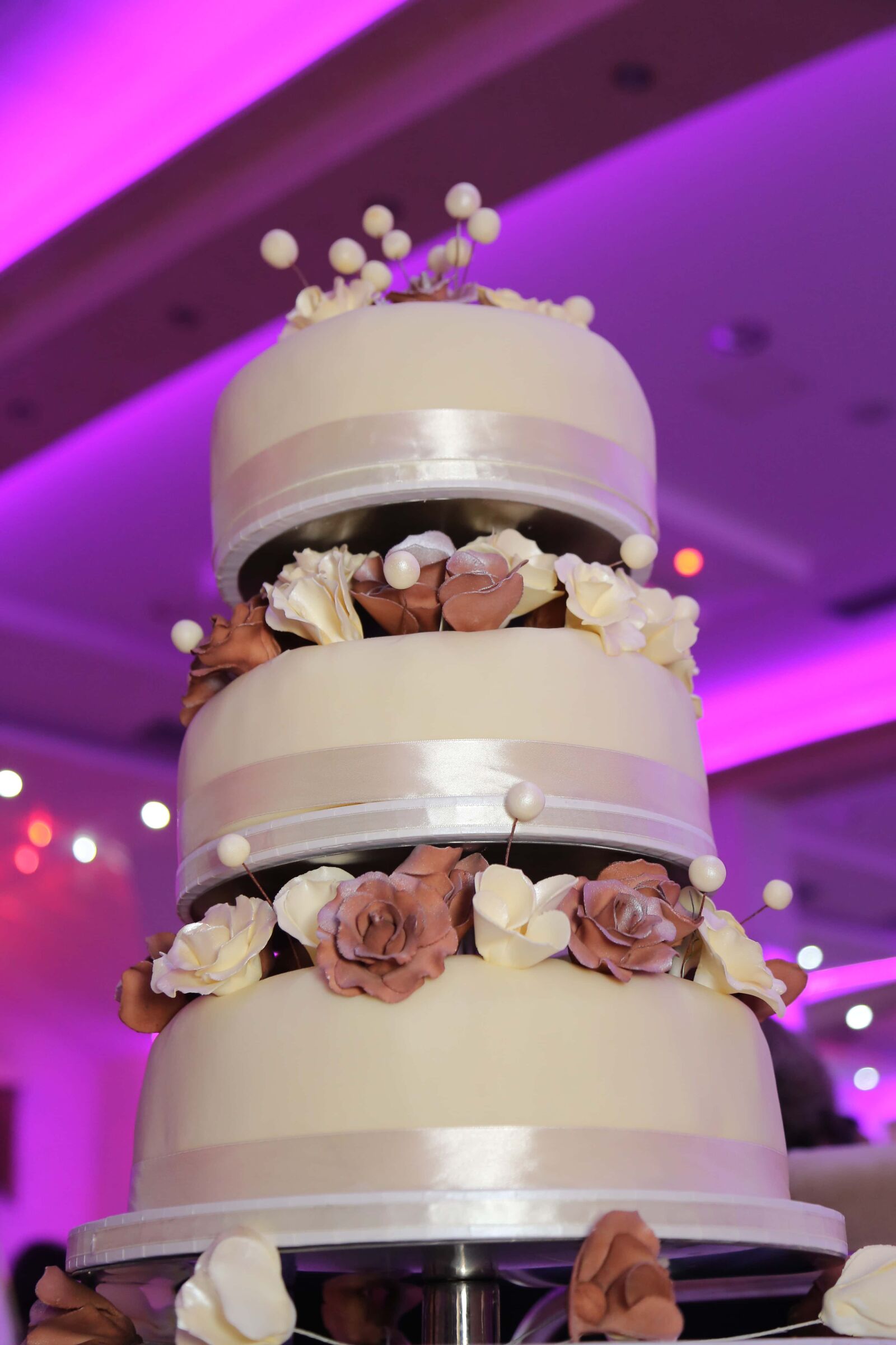 Canon EF 24-105mm F4L IS USM sample photo. Wedding cake, cafeteria, elegance photography