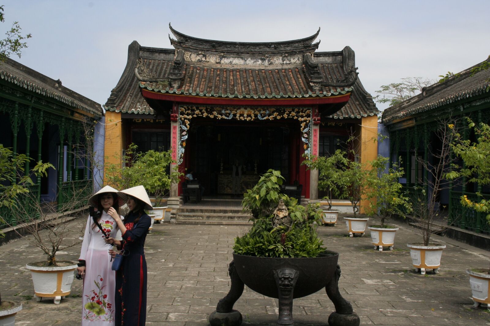 Canon EOS 350D (EOS Digital Rebel XT / EOS Kiss Digital N) sample photo. Japanese inside, temple, costume photography