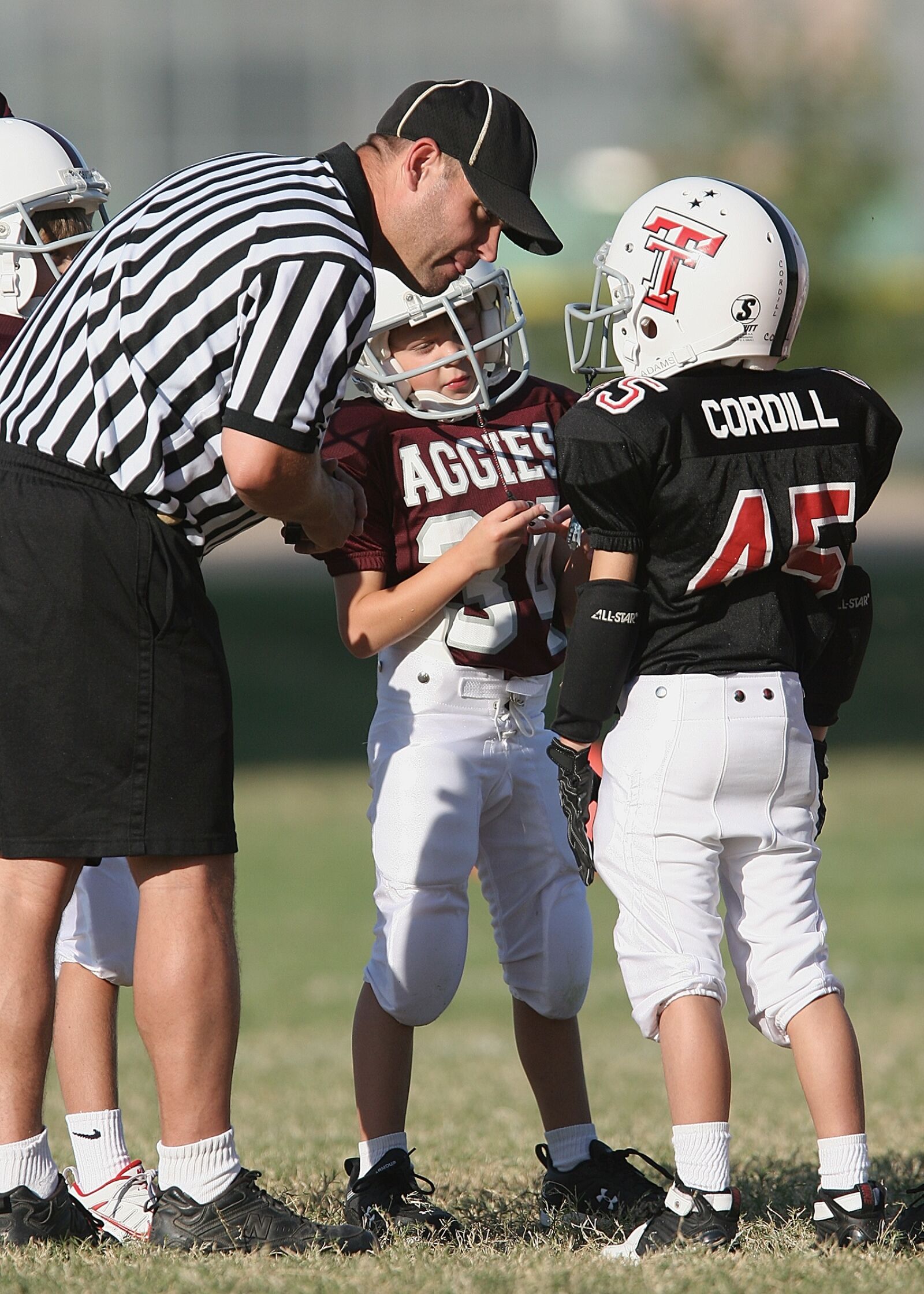 Canon EOS 20D sample photo. Football game, referee, players photography