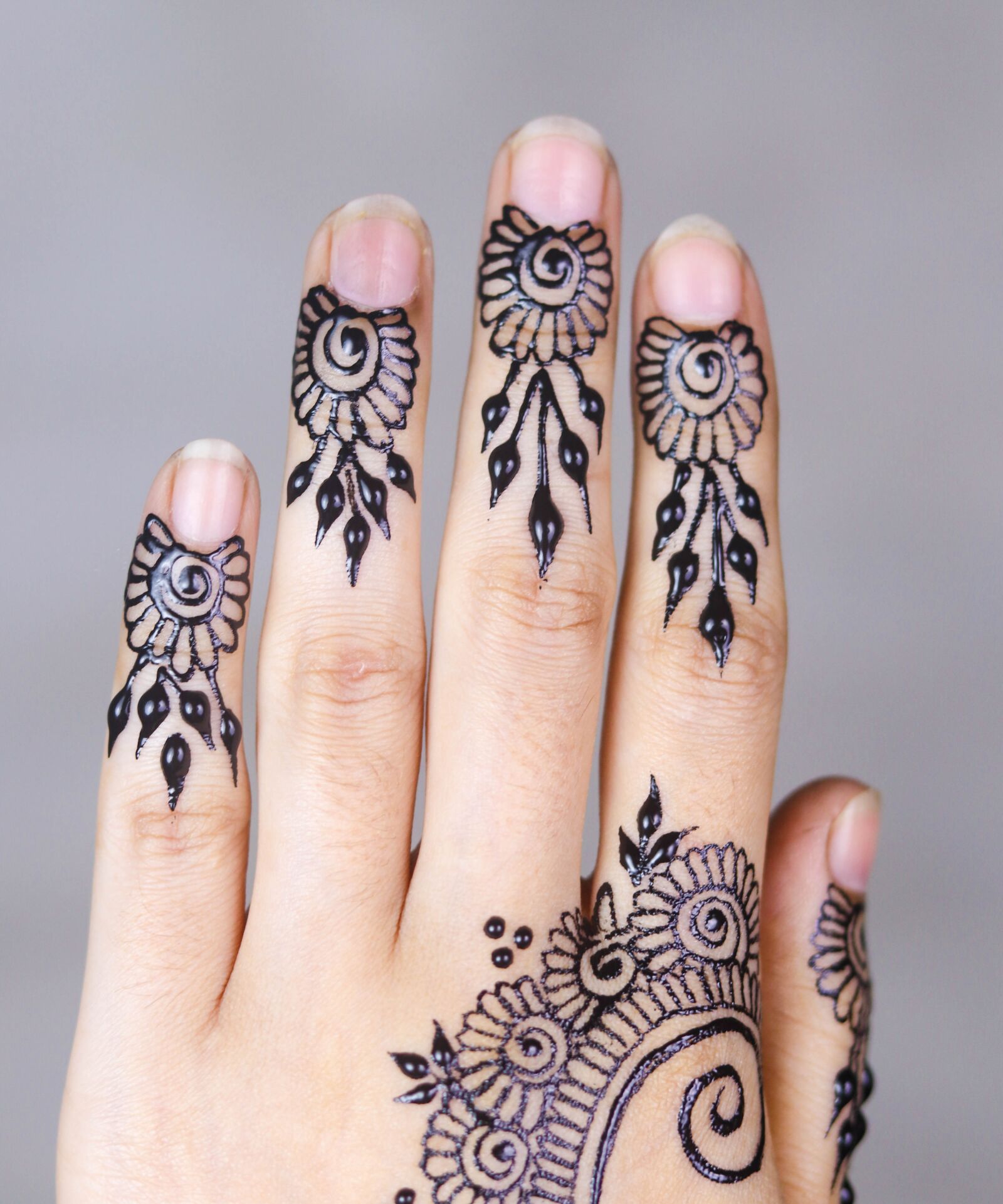 Canon EOS 80D + Canon EF 50mm F1.8 STM sample photo. Henna, hands, mehendi photography